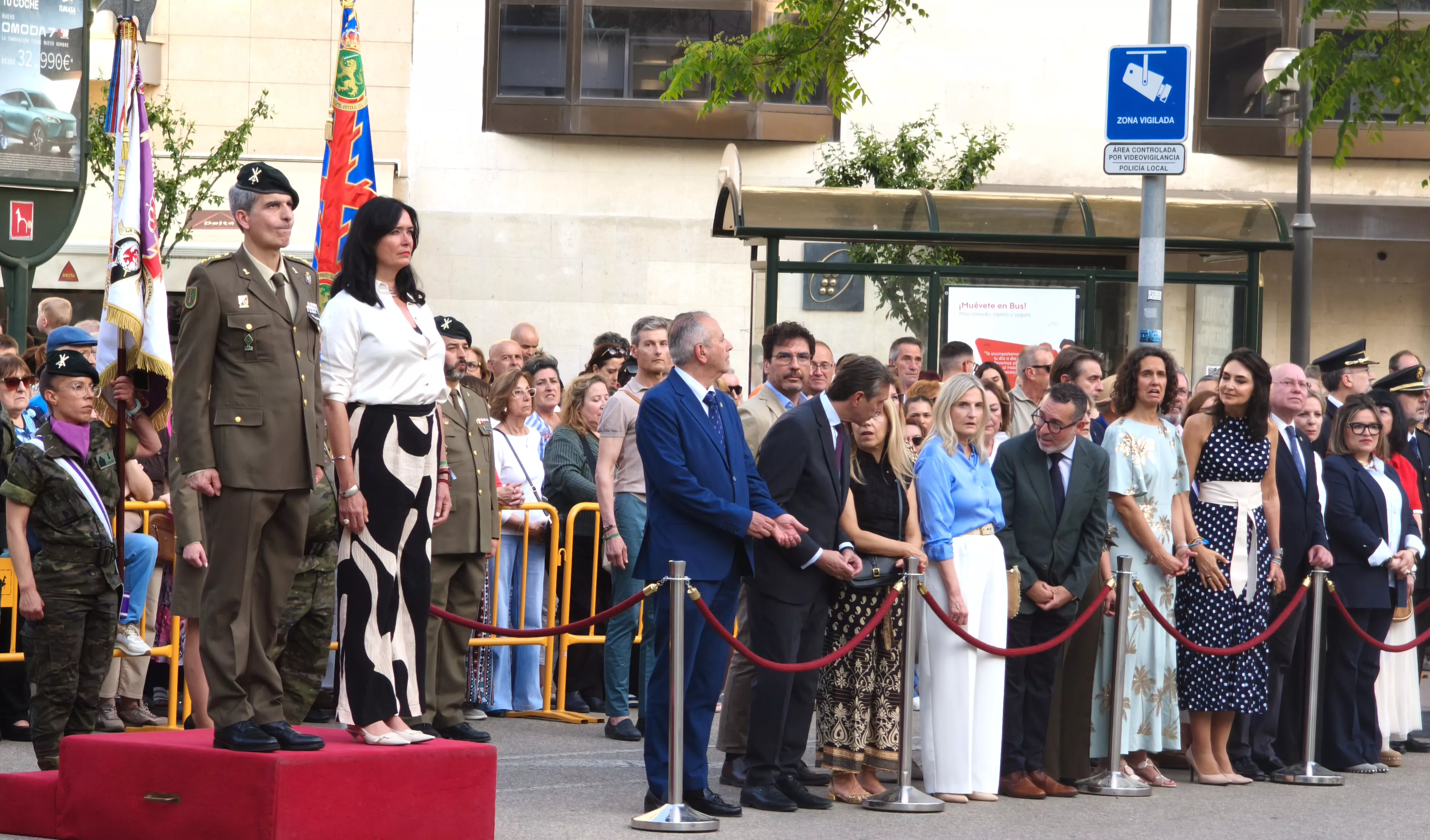 Arriado de Bandera en Huesca en el Día de las Fuerzas Armadas. Foto María José Sampietro