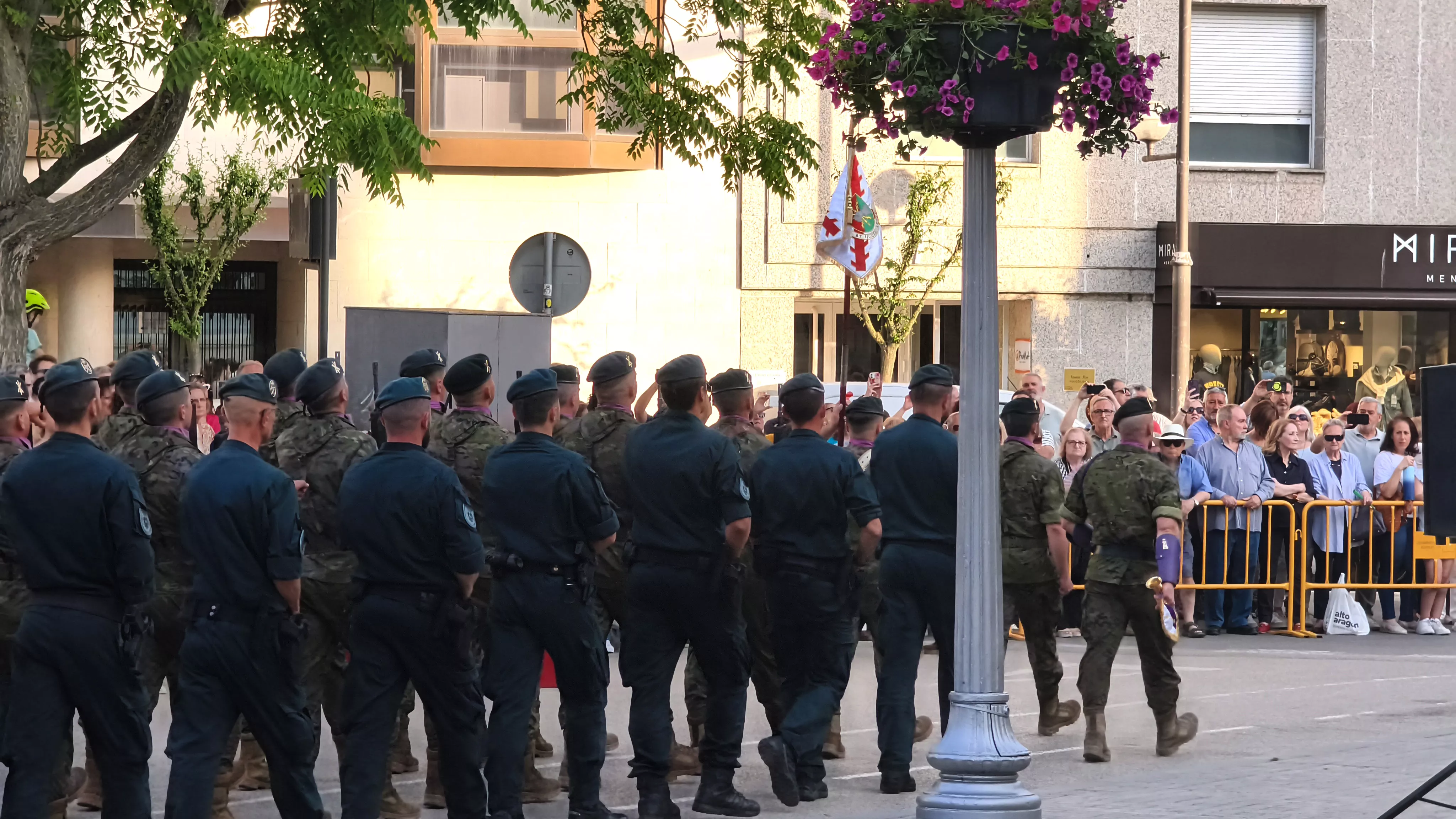 Arriado de Bandera en Huesca en el Día de las Fuerzas Armadas. Foto María José Sampietro