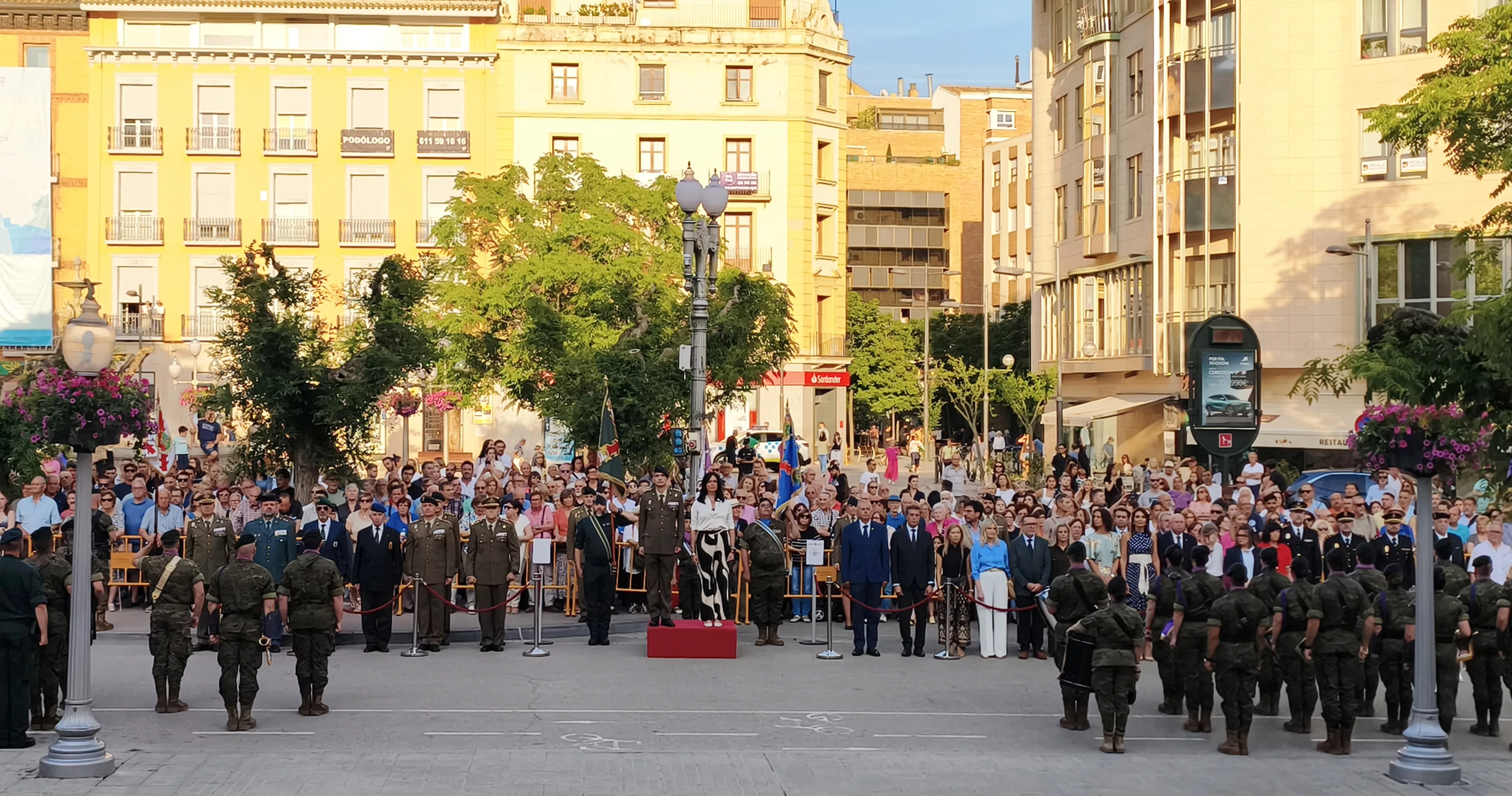 Arriado de Bandera en Huesca en el Día de las Fuerzas Armadas. Foto María José Sampietro