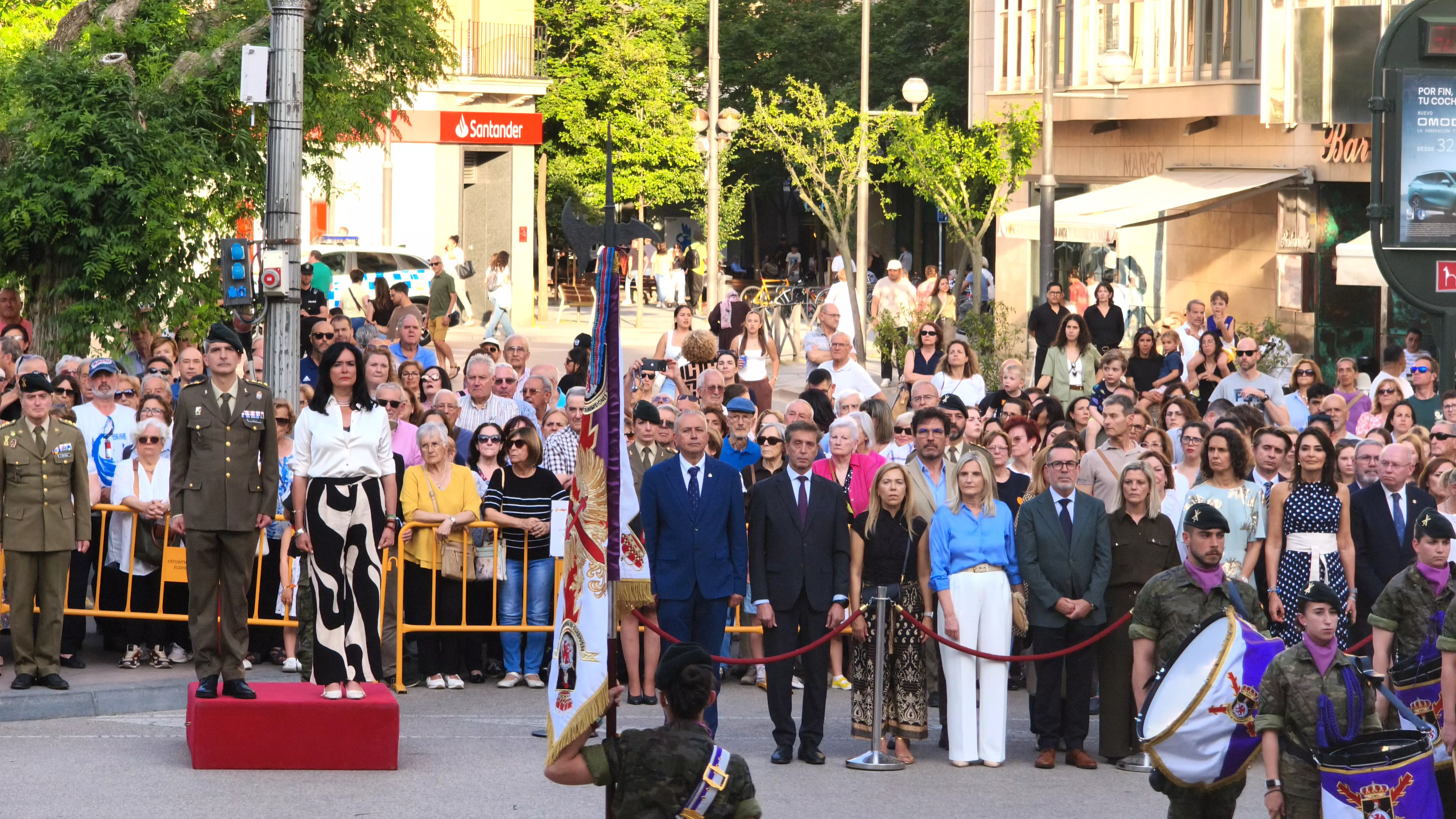 Arriado de Bandera en Huesca en el Día de las Fuerzas Armadas. Foto María José Sampietro