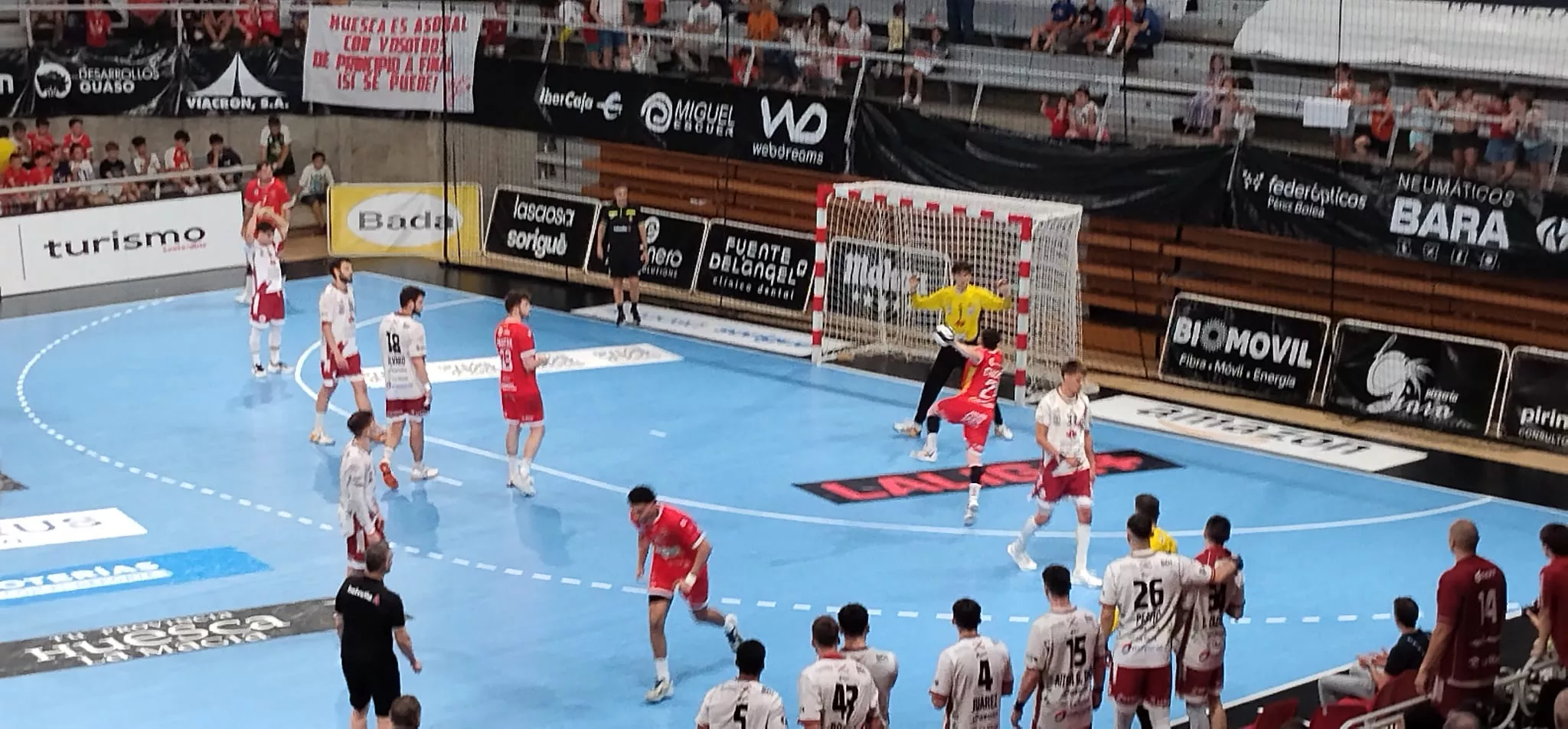 Charly tira al portentoso Ledo. Se consuma la tragedia: Bada Huesca desciende tras otro partido de importencia total ante Logroño (26-31)