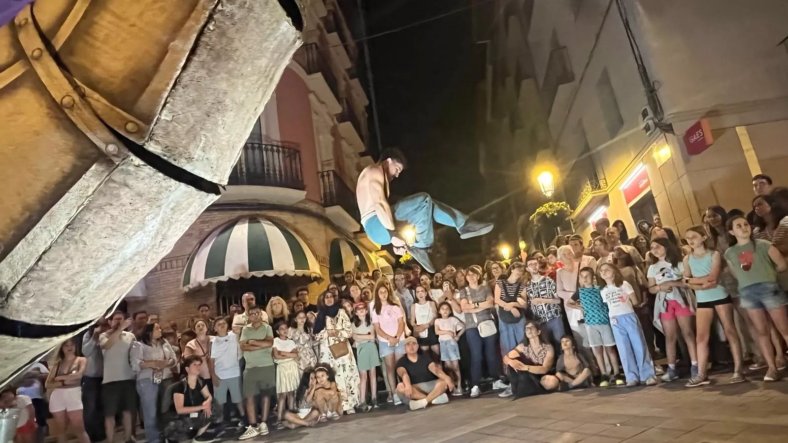 Espectáculo The Whale Street con su ballena Moby Dick en el Spin de Huesca. Foto Mercedes Manterola