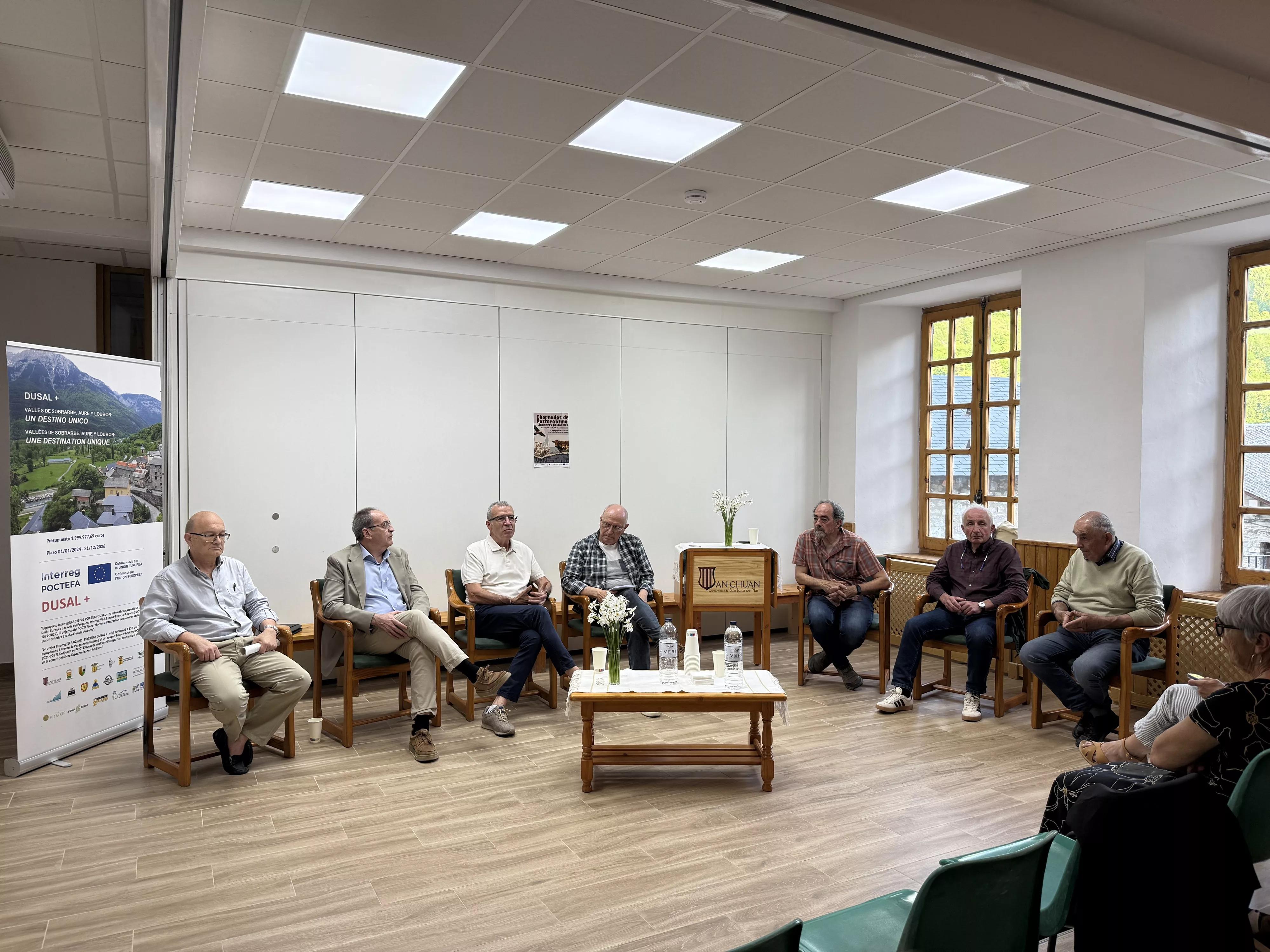 Mesa de los representantes institucionales en San Juan de Plan