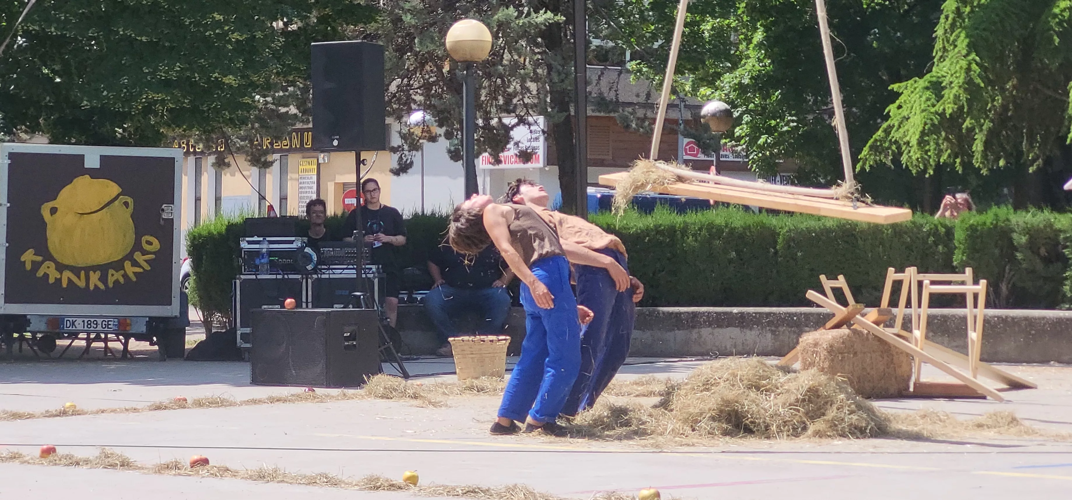 Kankarro convierte el parque Miguel Servet en un espacio de juego y circo en el Spin Festival. Foto Mercedes Manterola