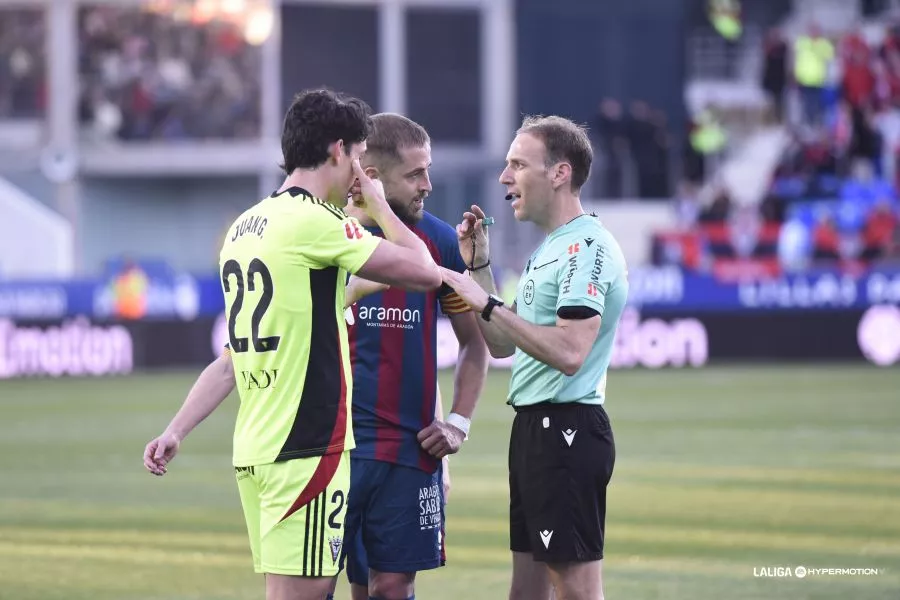 Rafael Sánchez López con Jorge Pulido y Juan Gutiérrez en el Huesca-Mirandés