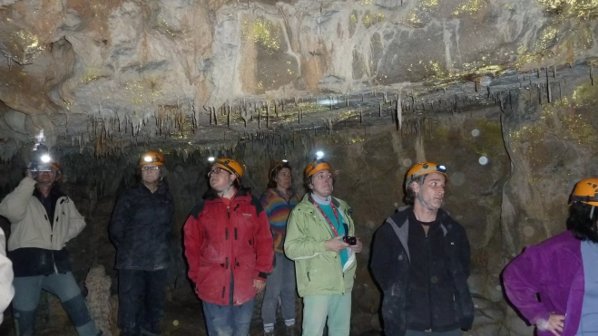 Visita a una cueva Visita a una cueva