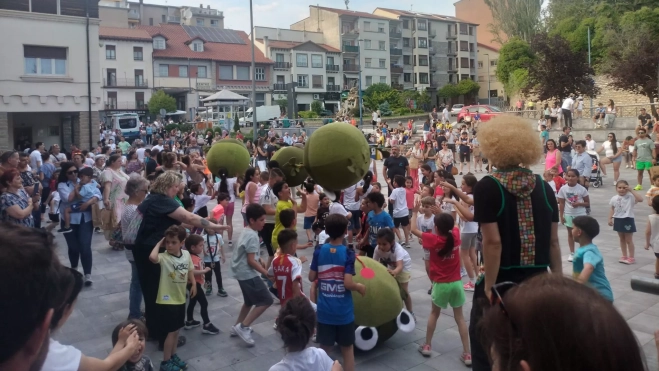 Gran ambiente en la Plaza España de Sabiñánigo. Gran ambiente en la Plaza España de Sabiñánigo.