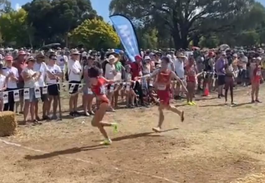 Imágenes del Mundial de Cross. Oriach cede el testigo a Tárraga.