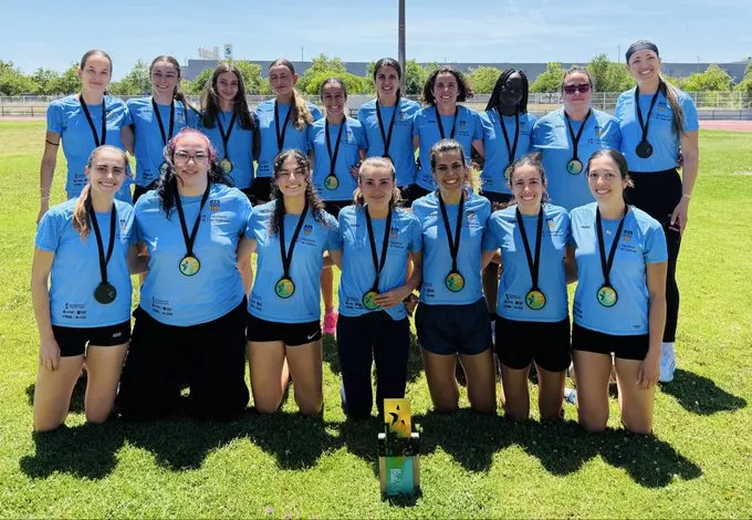 Elena Guiu, de pie tercera por la izquierda, con el oro del Diputación de Valencia.