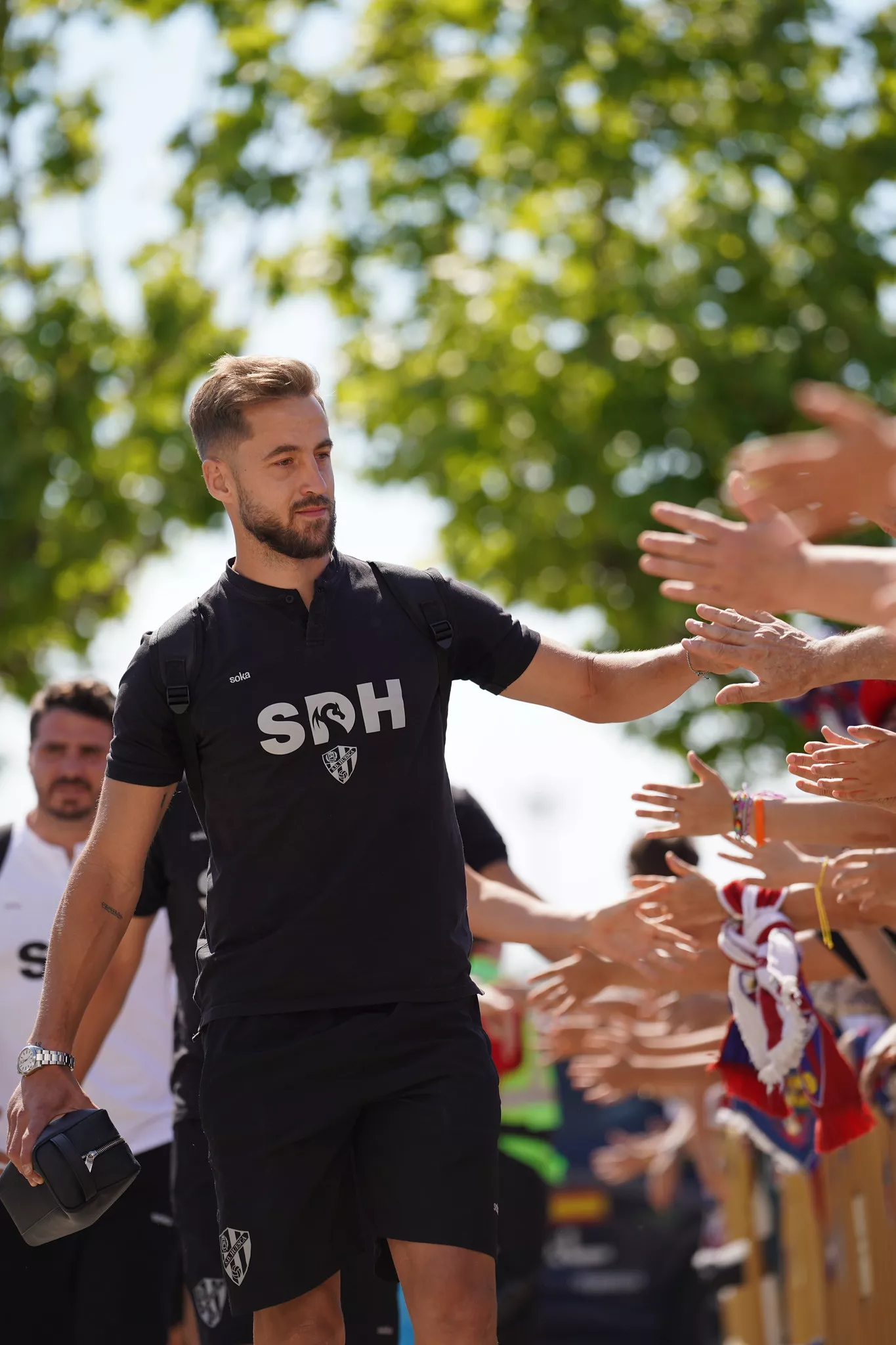 Llegada de los jugadores del Huesca hasta El Alcoraz. Foto: Dani Vidal @fotomaniafut