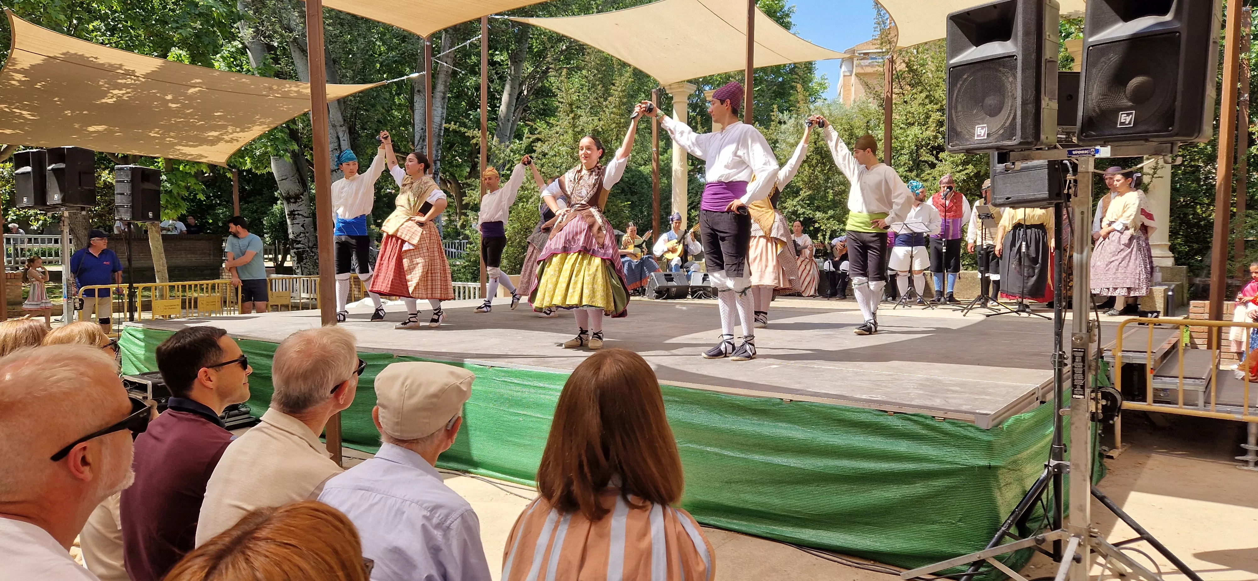 Elenco en el Ciclo de Floklore de Aragón. Foto Myriam Martínez