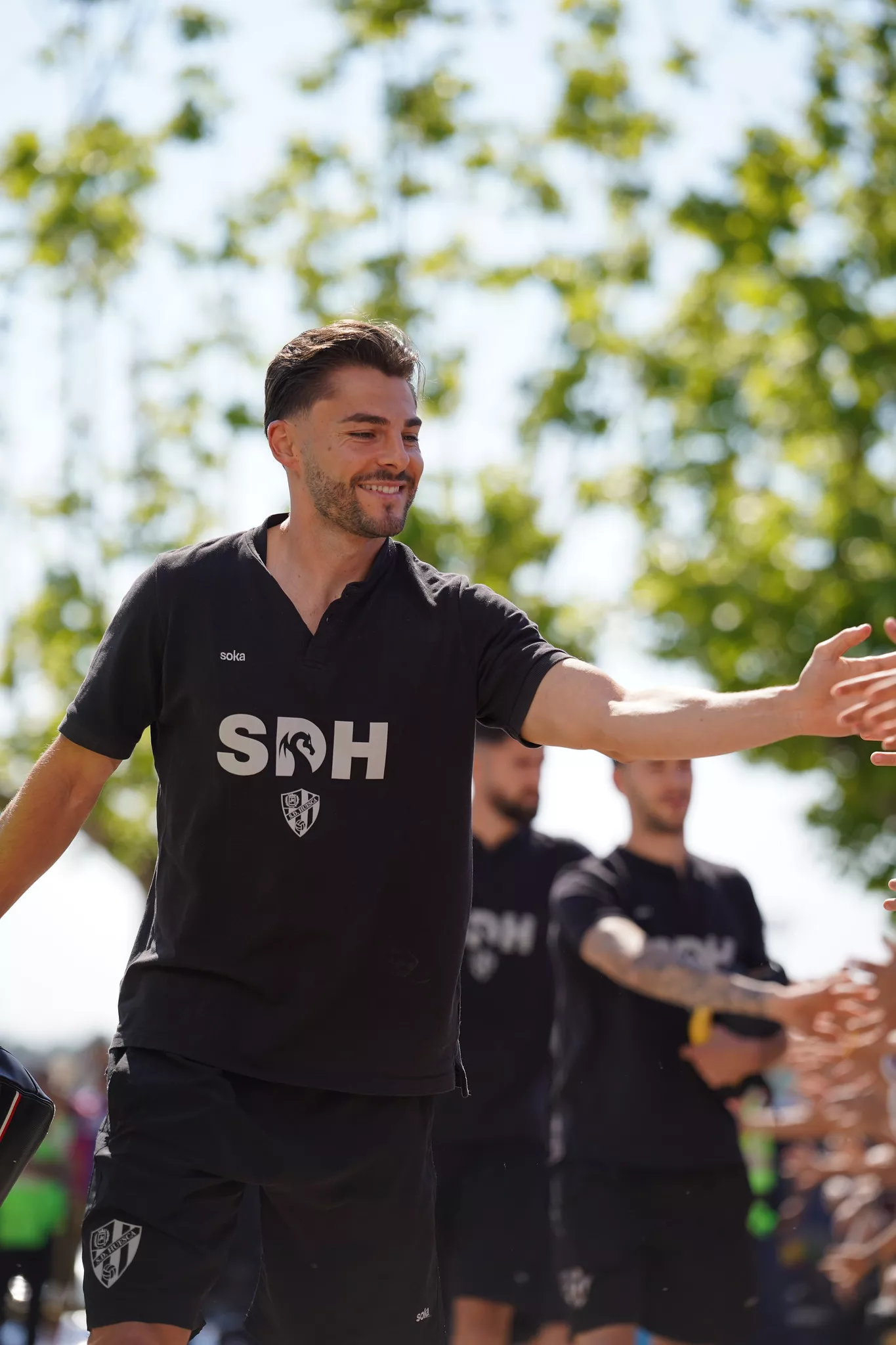 Llegada de los jugadores del Huesca hasta El Alcoraz. Foto: Dani Vidal @fotomaniafut