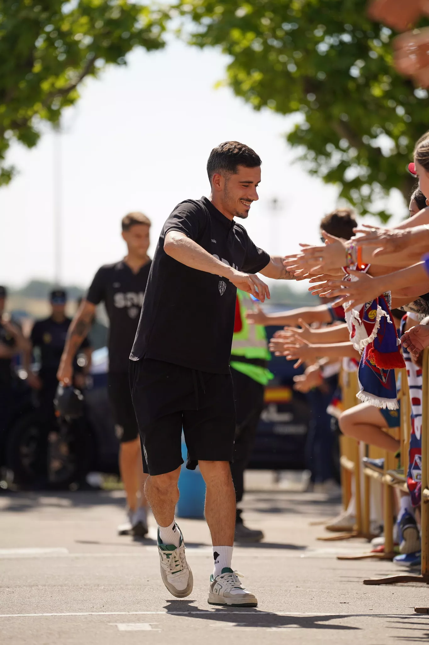 Llegada de los jugadores del Huesca hasta El Alcoraz. Foto: Dani Vidal @fotomaniafut