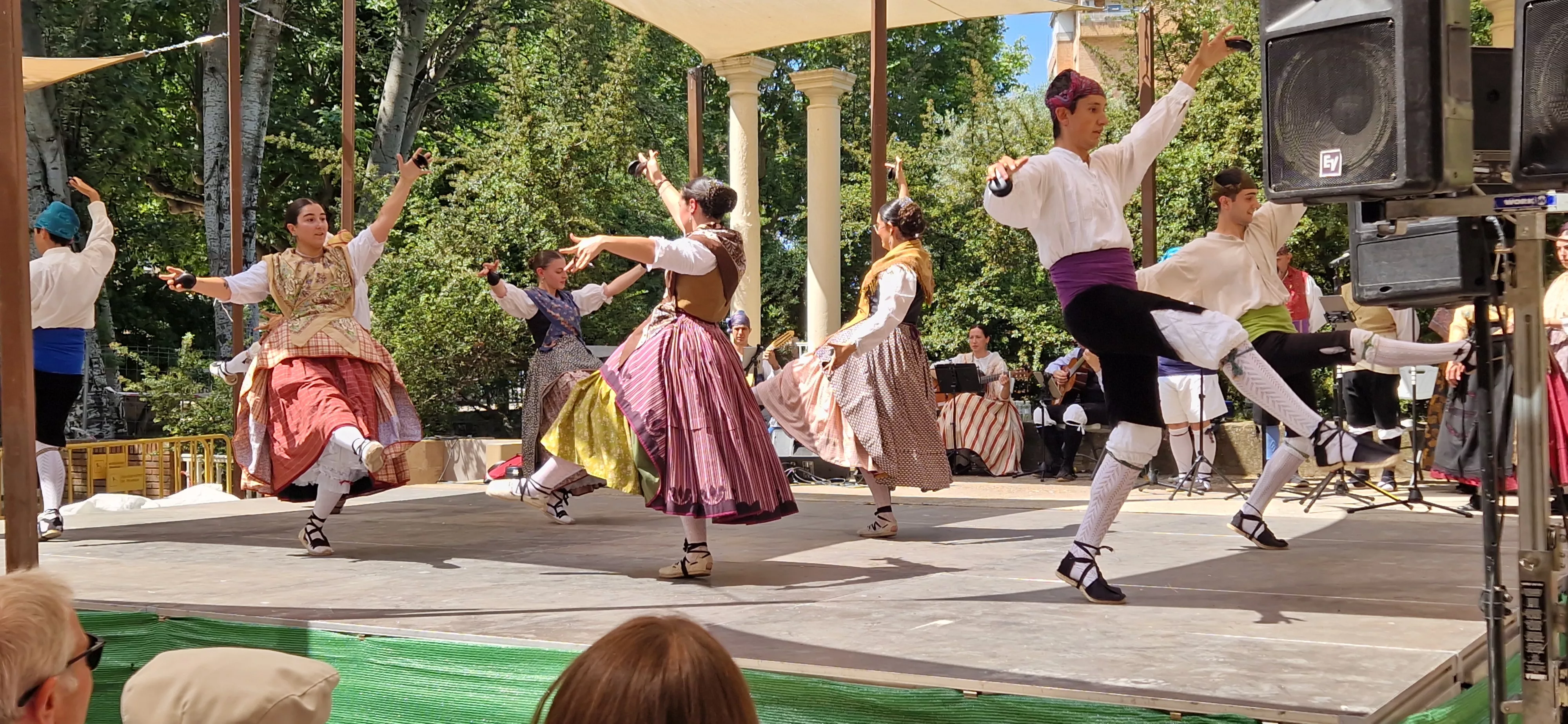 Elenco en el Ciclo de Floklore de Aragón. Foto Myriam Martínez