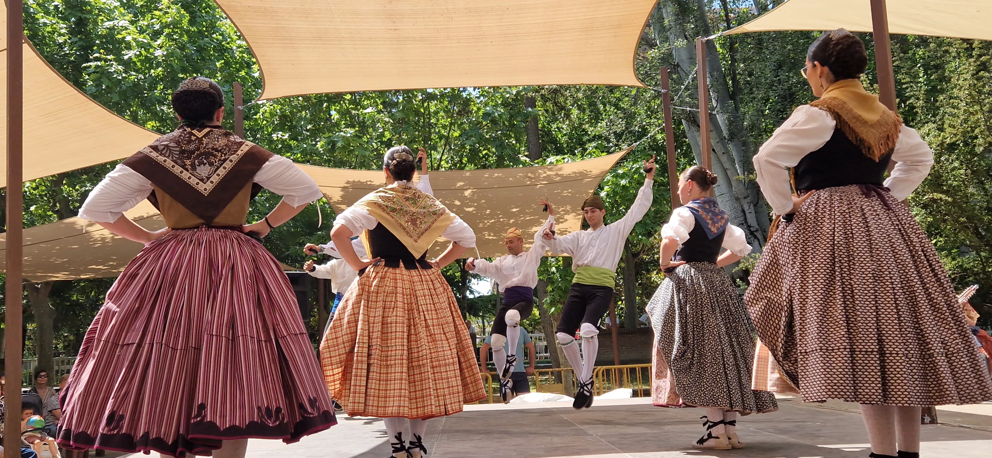 Elenco en el Ciclo de Floklore de Aragón. Foto Myriam Martínez