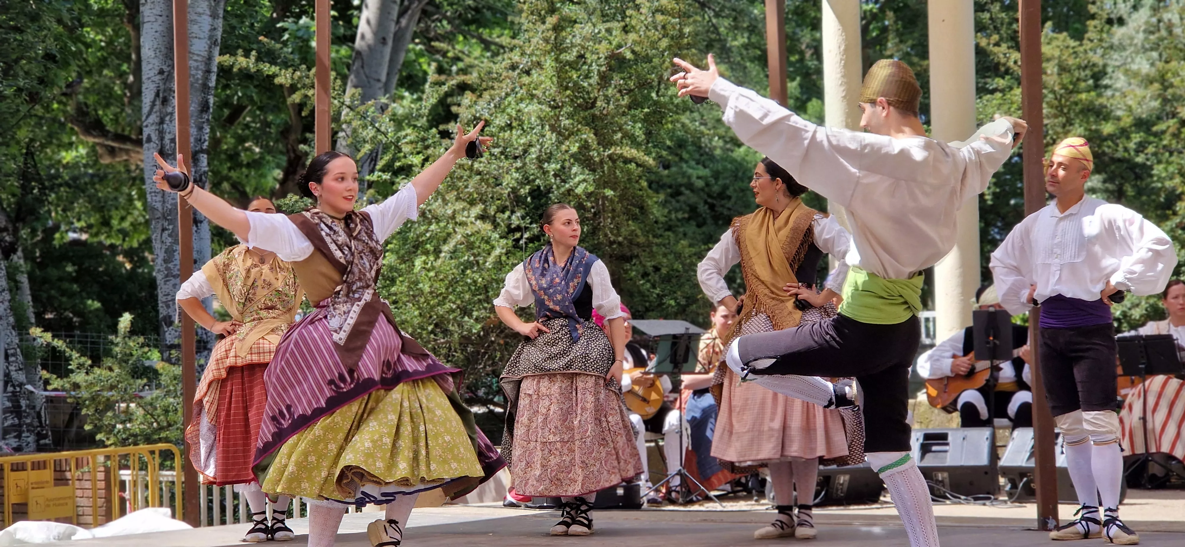 Elenco en el Ciclo de Floklore de Aragón. Foto Myriam Martínez