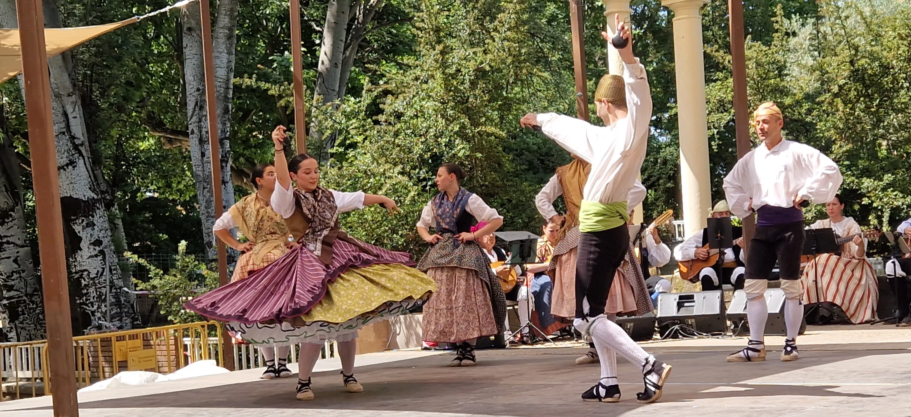 Elenco en el Ciclo de Floklore de Aragón. Foto Myriam Martínez
