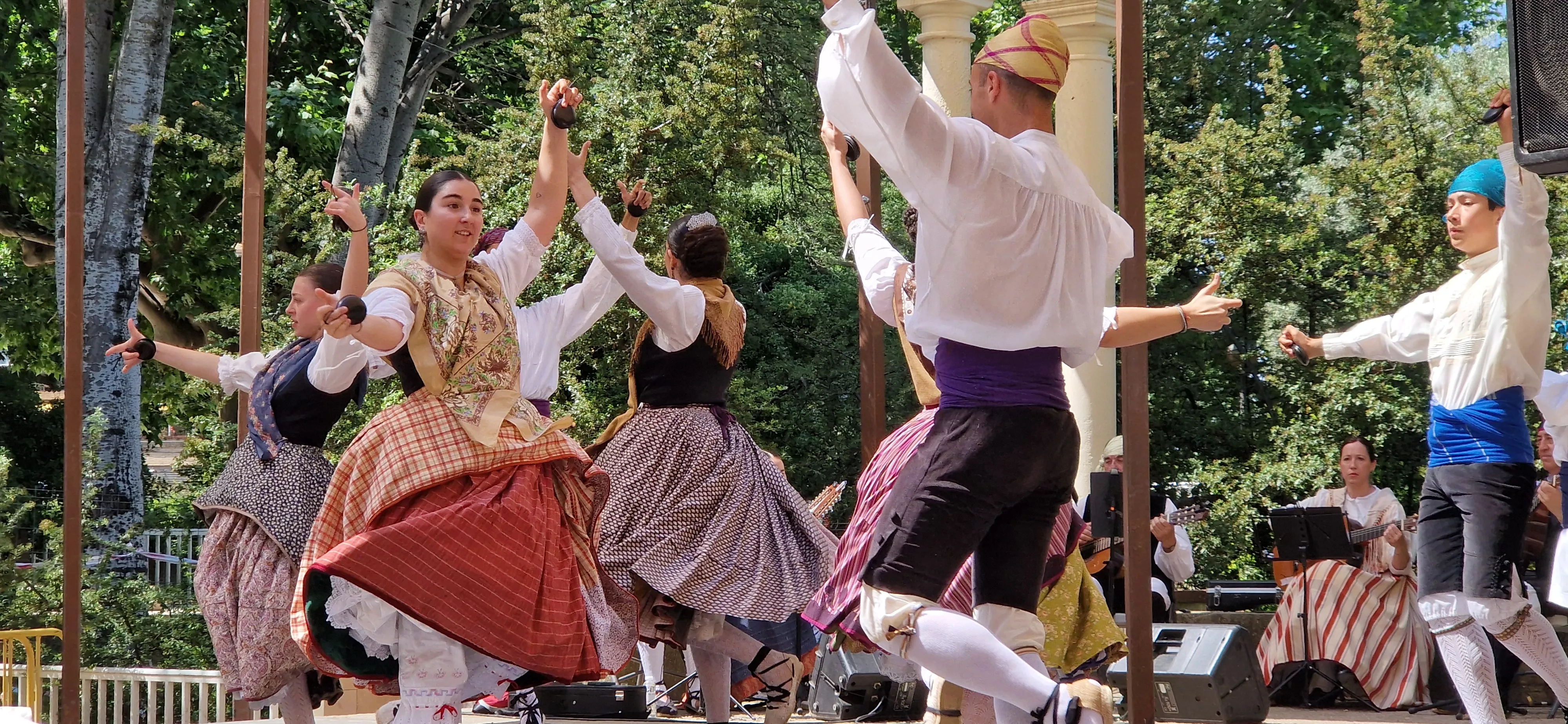 Elenco en el Ciclo de Floklore de Aragón. Foto Myriam Martínez