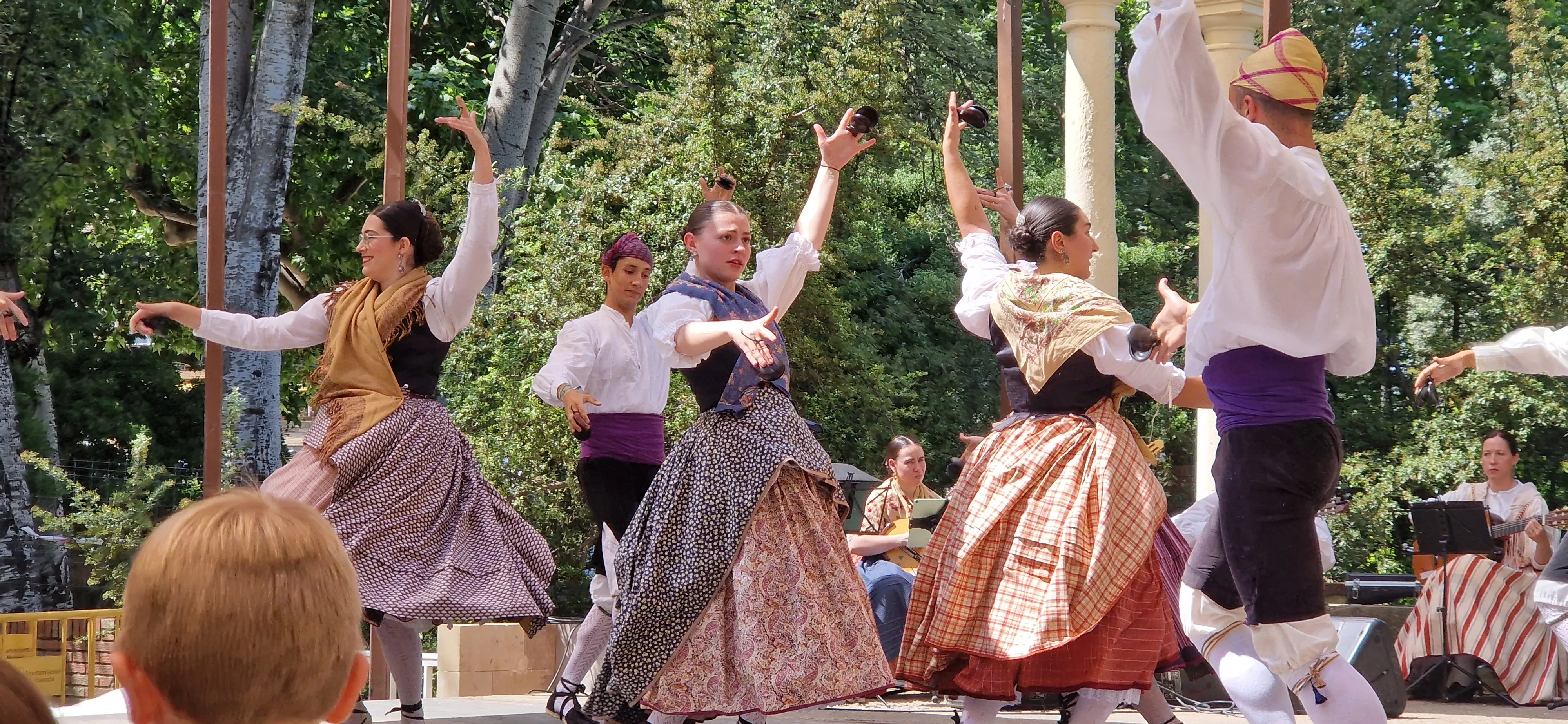 Elenco en el Ciclo de Floklore de Aragón. Foto Myriam Martínez