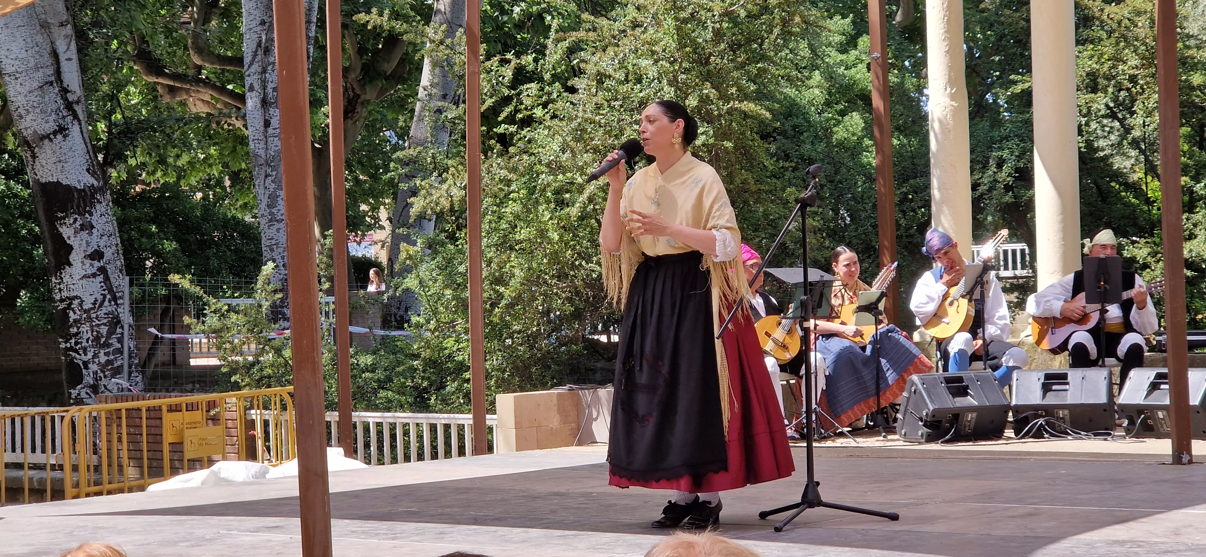 Elenco en el Ciclo de Floklore de Aragón. Foto Myriam Martínez