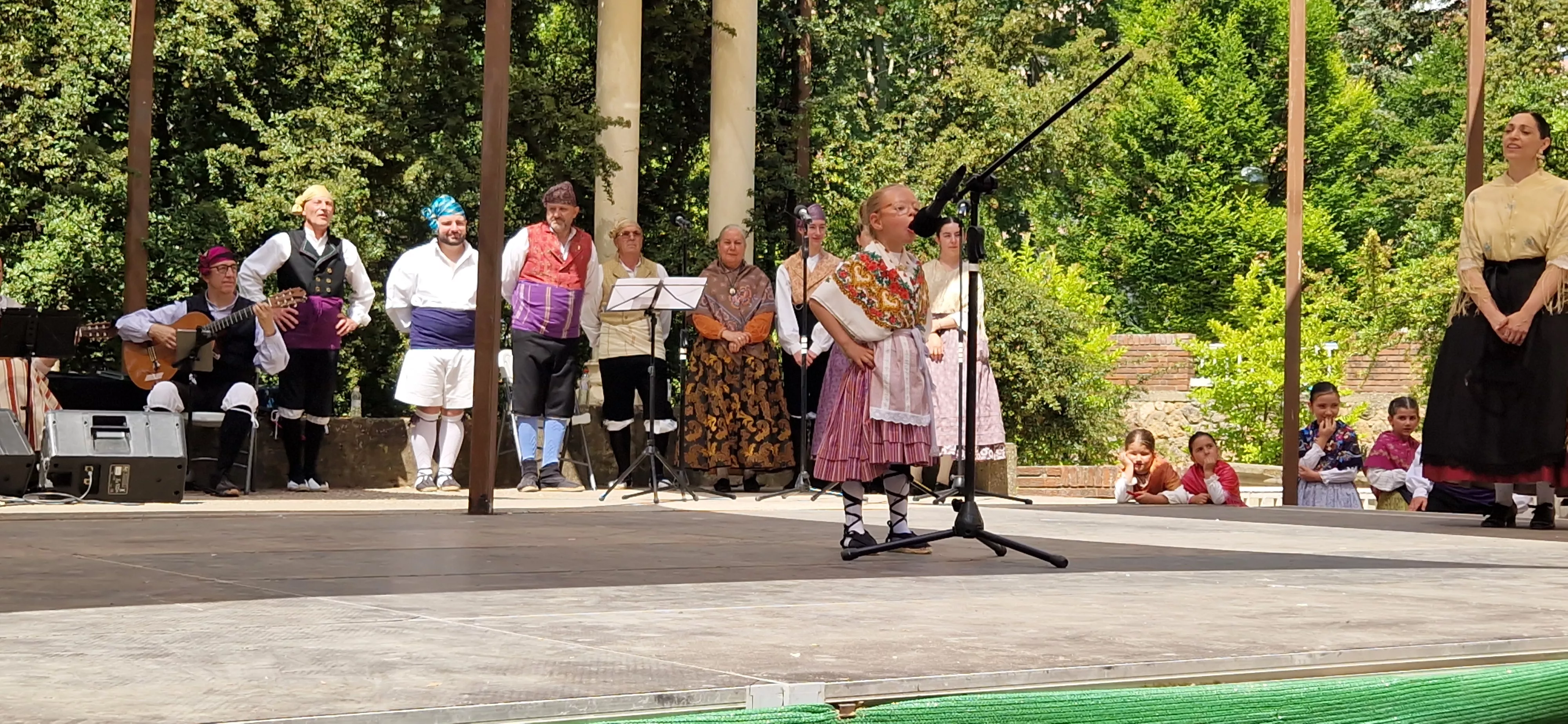 Elenco en el Ciclo de Floklore de Aragón. Foto Myriam Martínez