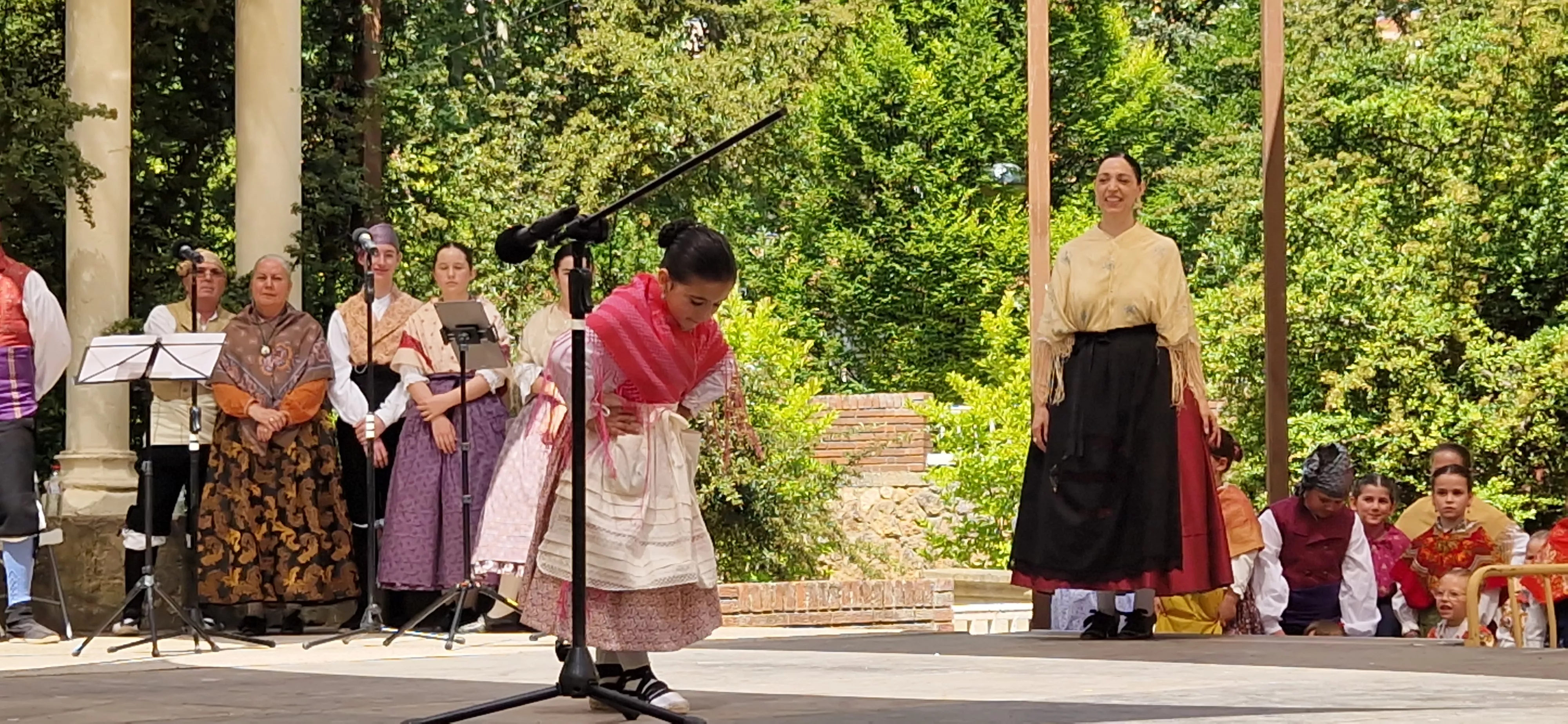 Elenco en el Ciclo de Floklore de Aragón. Foto Myriam Martínez