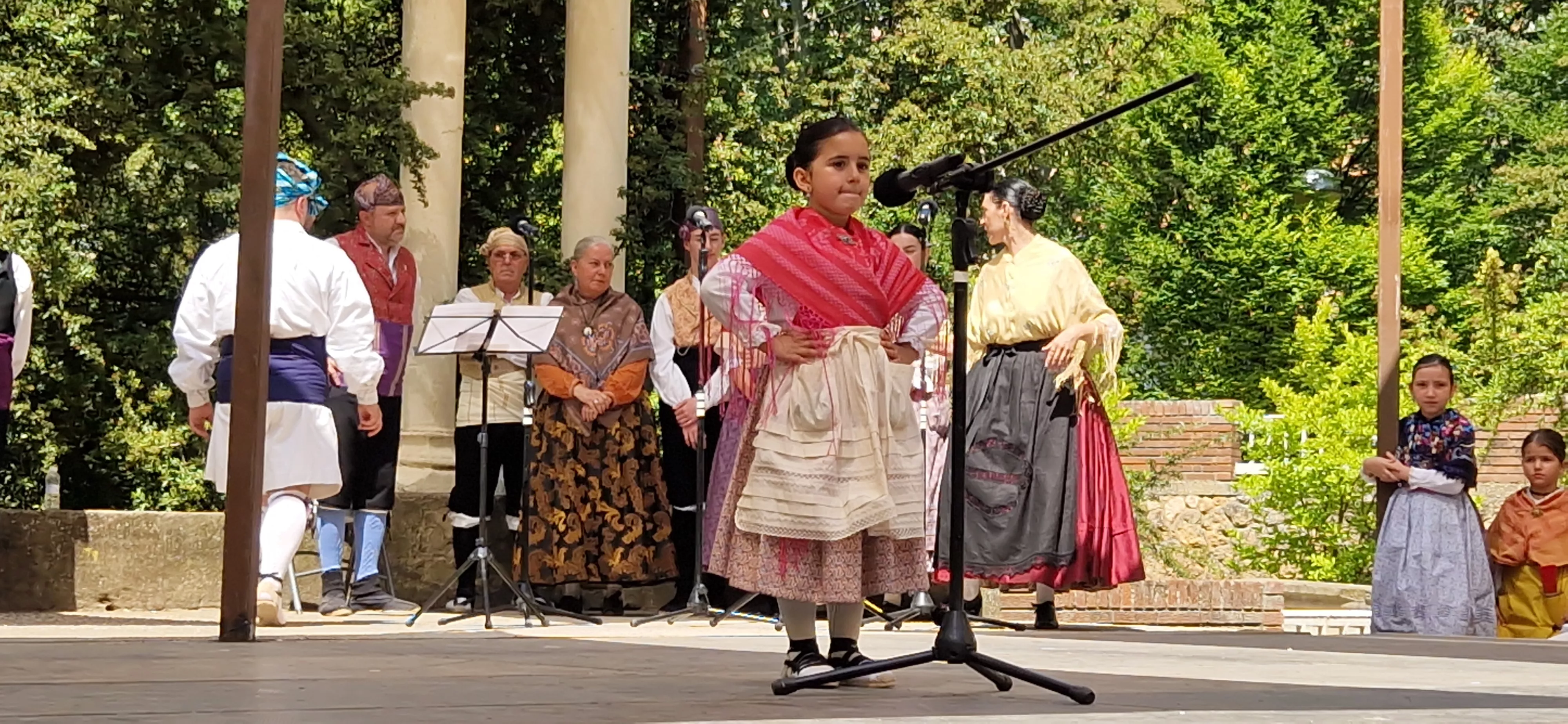 Elenco en el Ciclo de Floklore de Aragón. Foto Myriam Martínez
