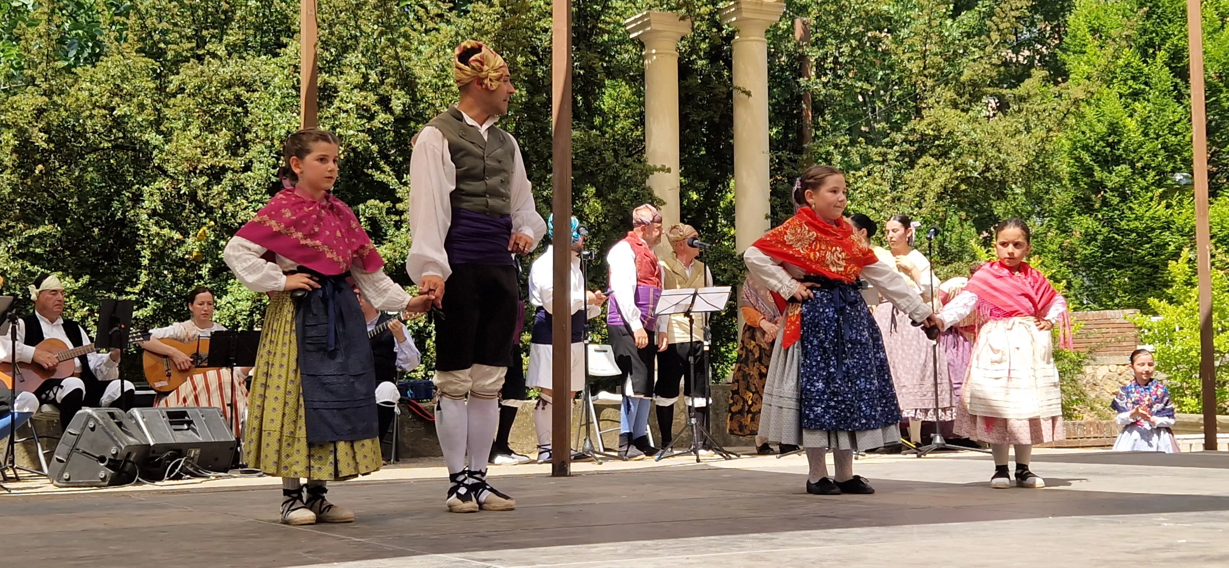 Elenco en el Ciclo de Floklore de Aragón. Foto Myriam Martínez