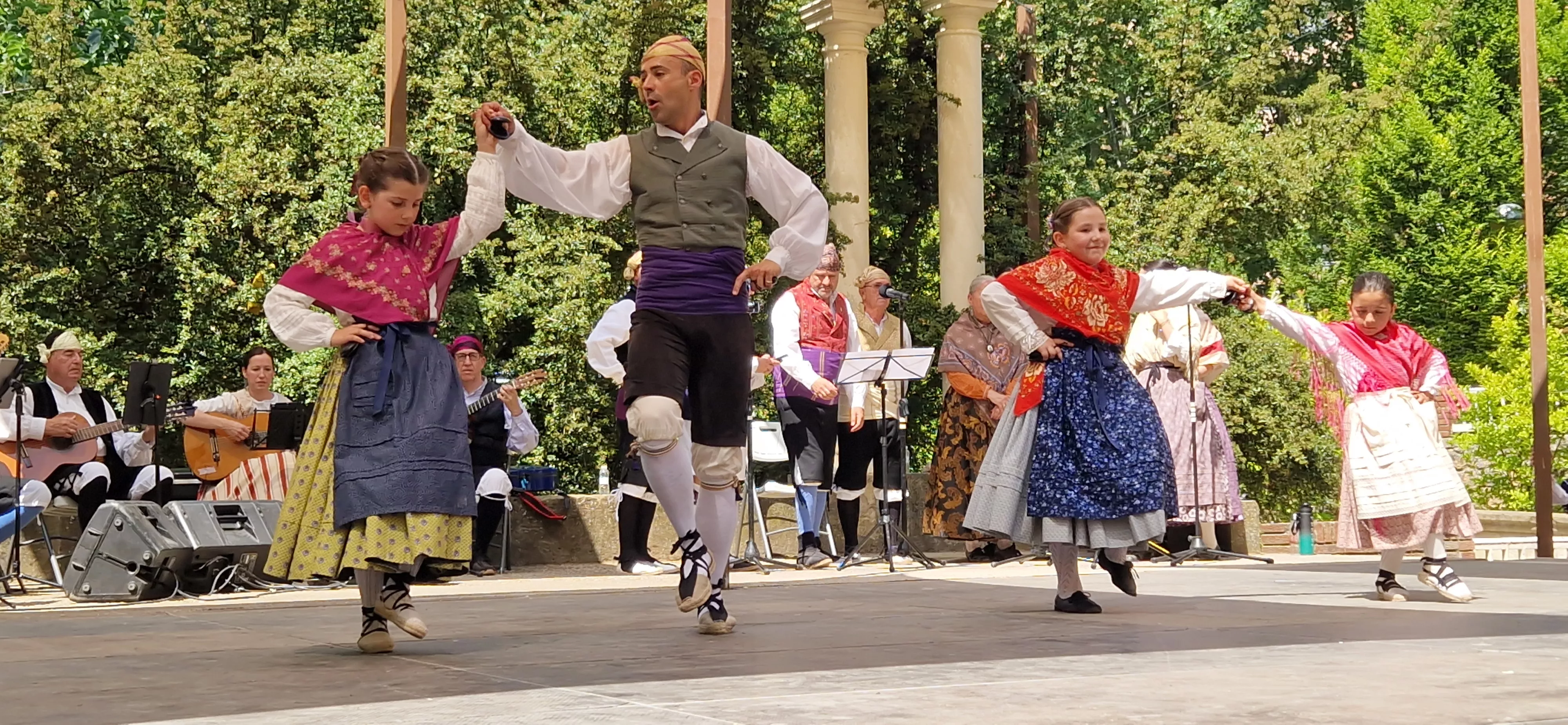 Elenco en el Ciclo de Floklore de Aragón. Foto Myriam Martínez
