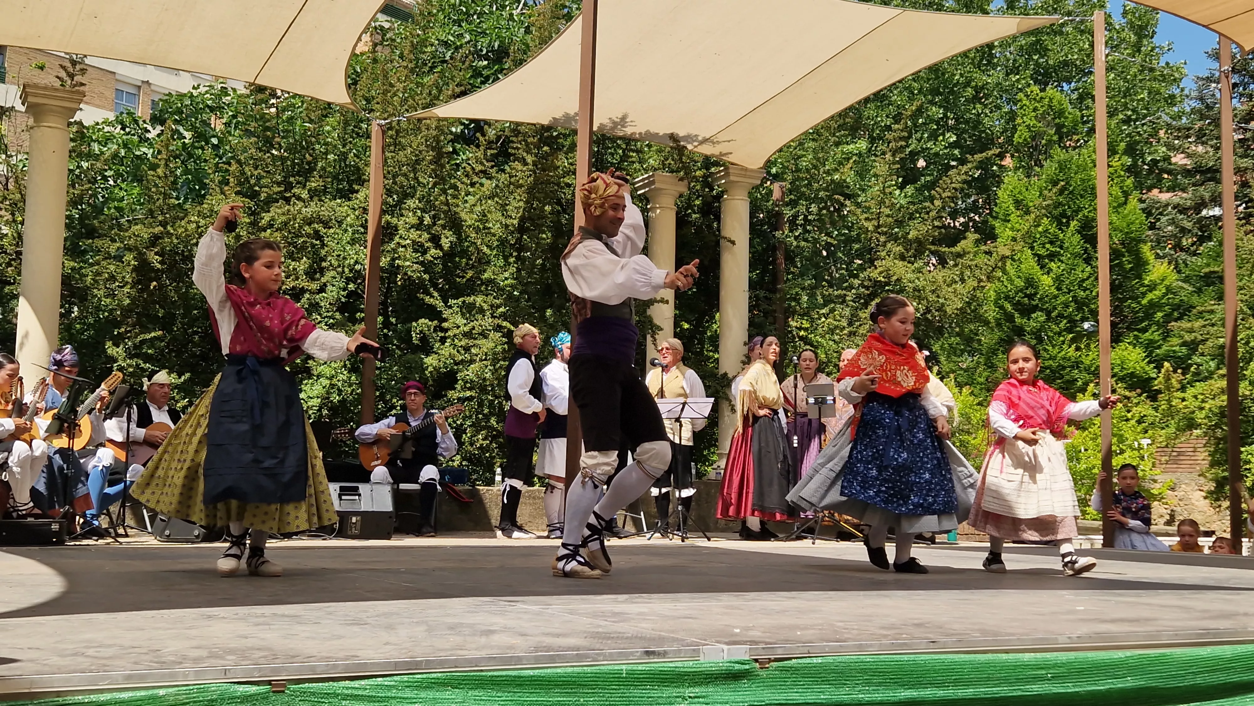 Elenco en el Ciclo de Floklore de Aragón. Foto Myriam Martínez