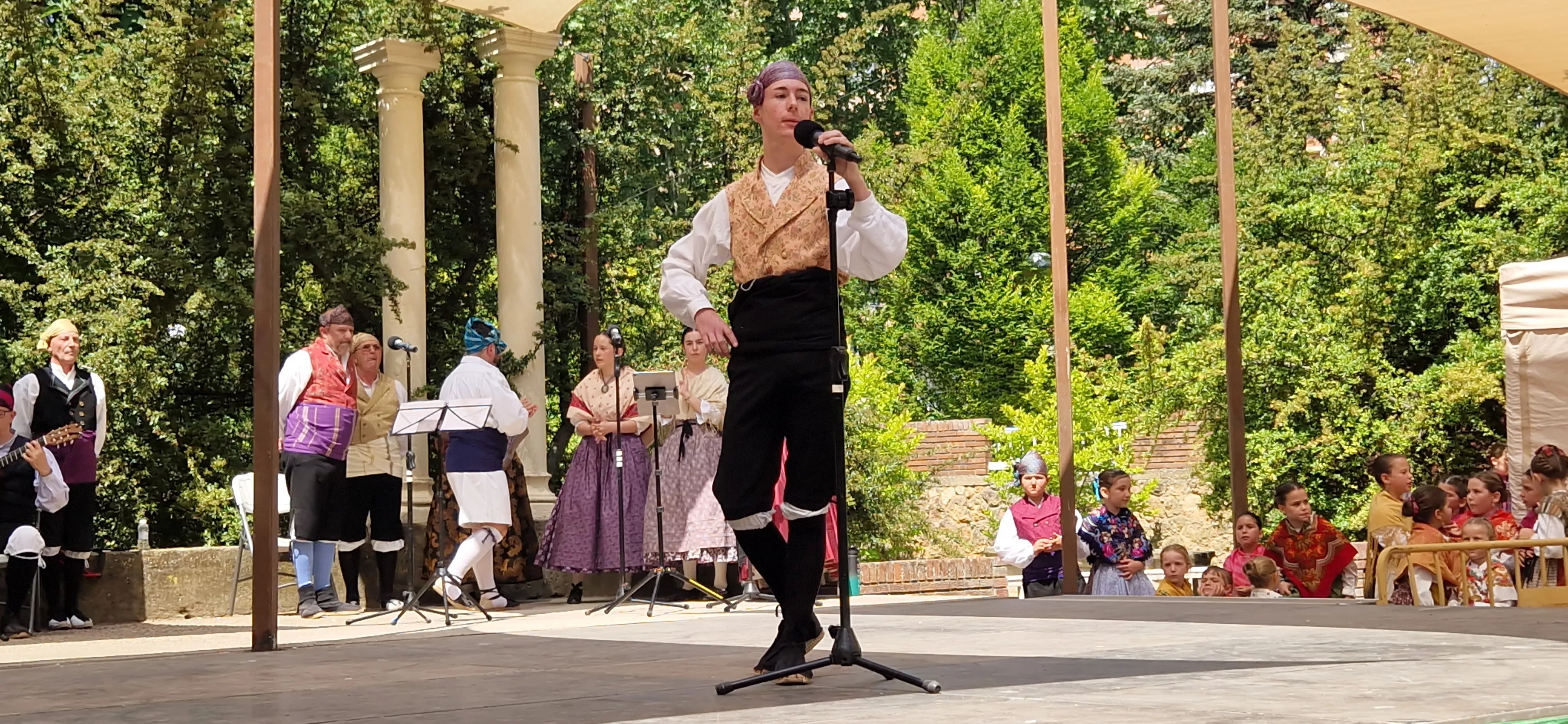 Elenco en el Ciclo de Floklore de Aragón. Foto Myriam Martínez