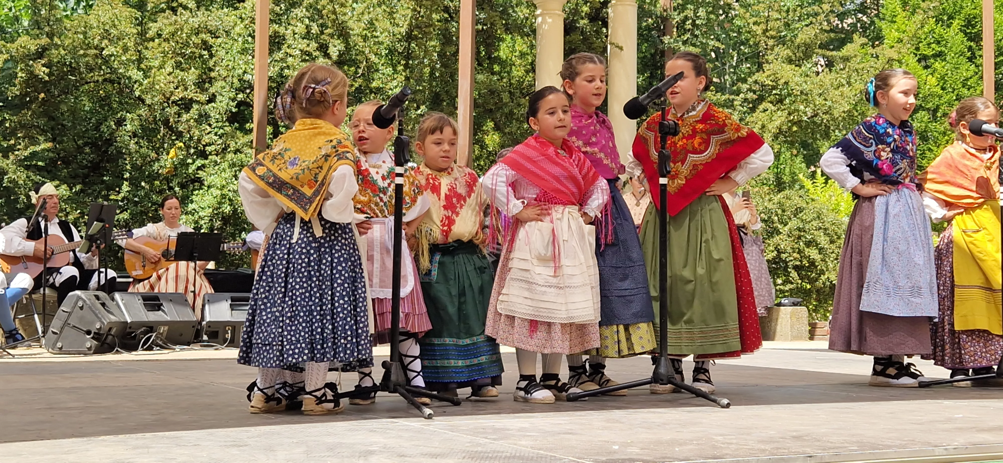Elenco en el Ciclo de Floklore de Aragón. Foto Myriam Martínez
