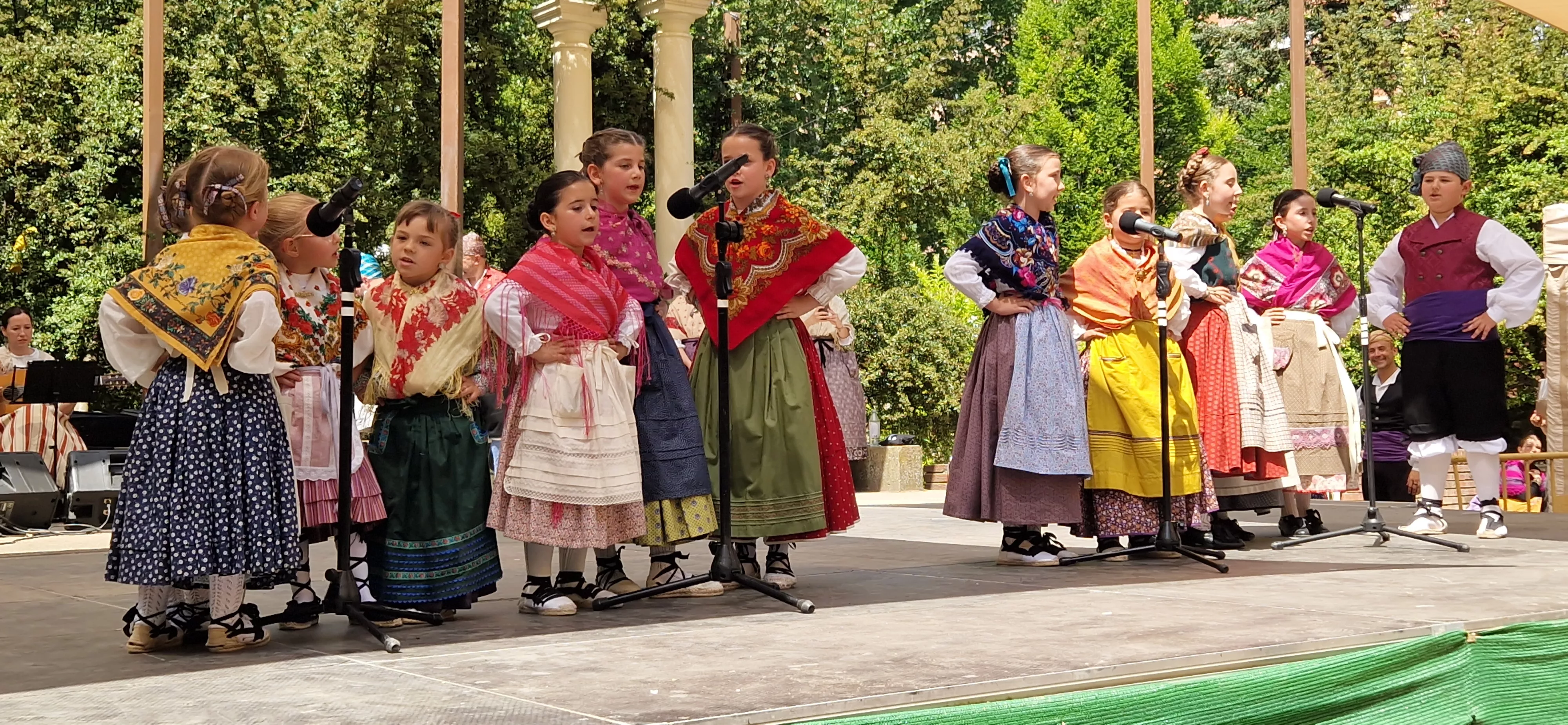 Elenco en el Ciclo de Floklore de Aragón. Foto Myriam Martínez