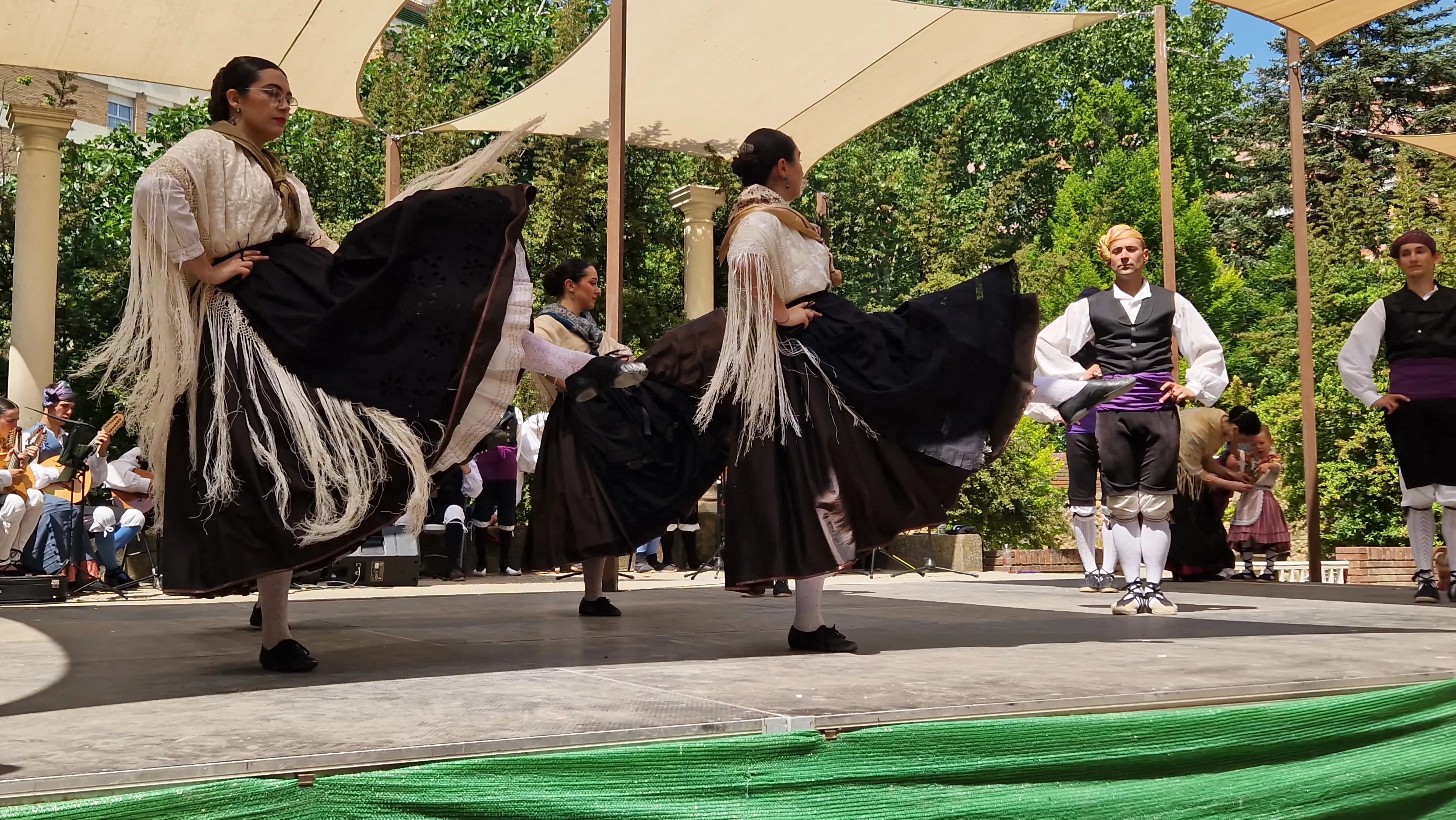 Elenco en el Ciclo de Floklore de Aragón. Foto Myriam Martínez