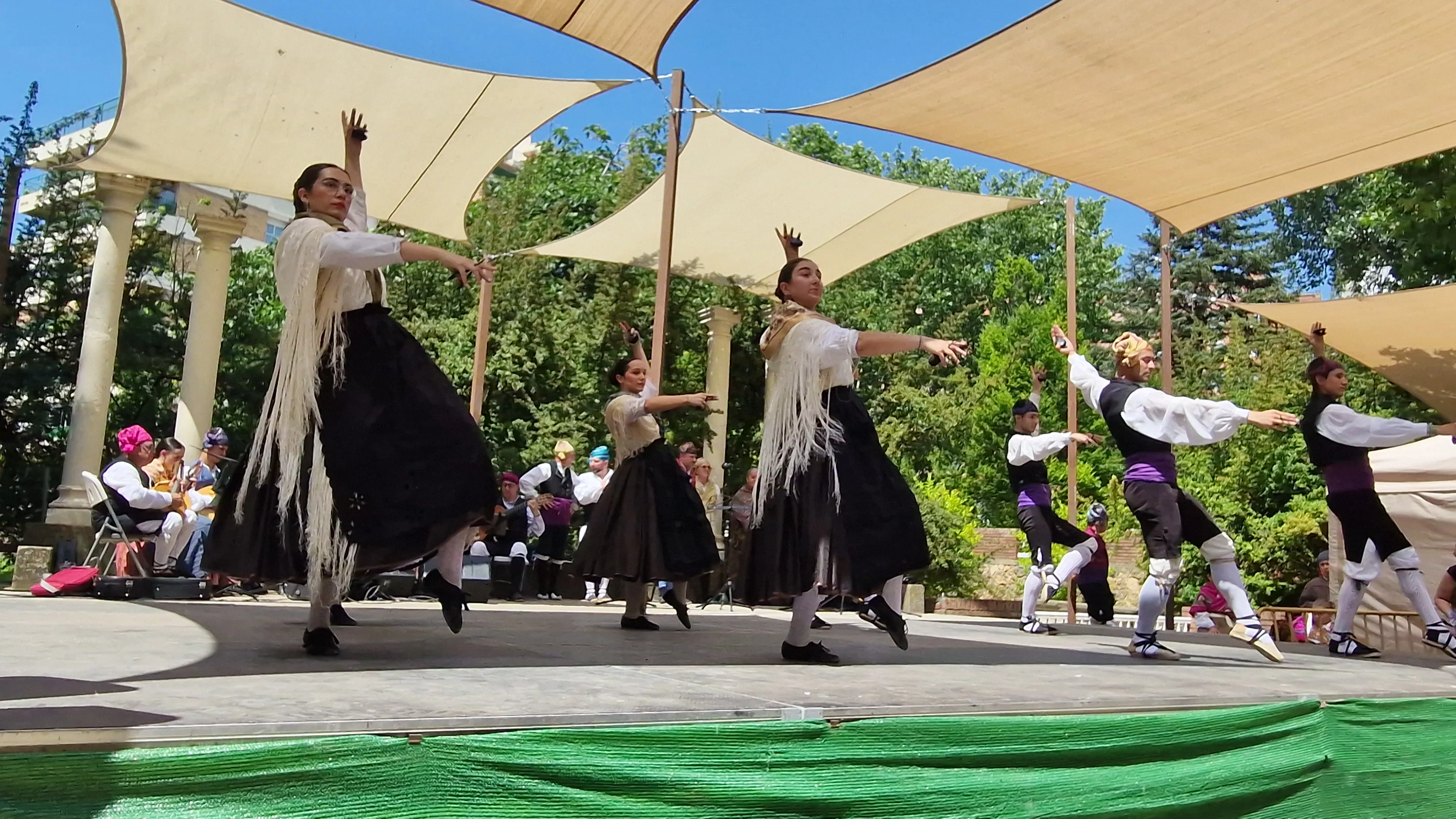 Elenco en el Ciclo de Floklore de Aragón. Foto Myriam Martínez
