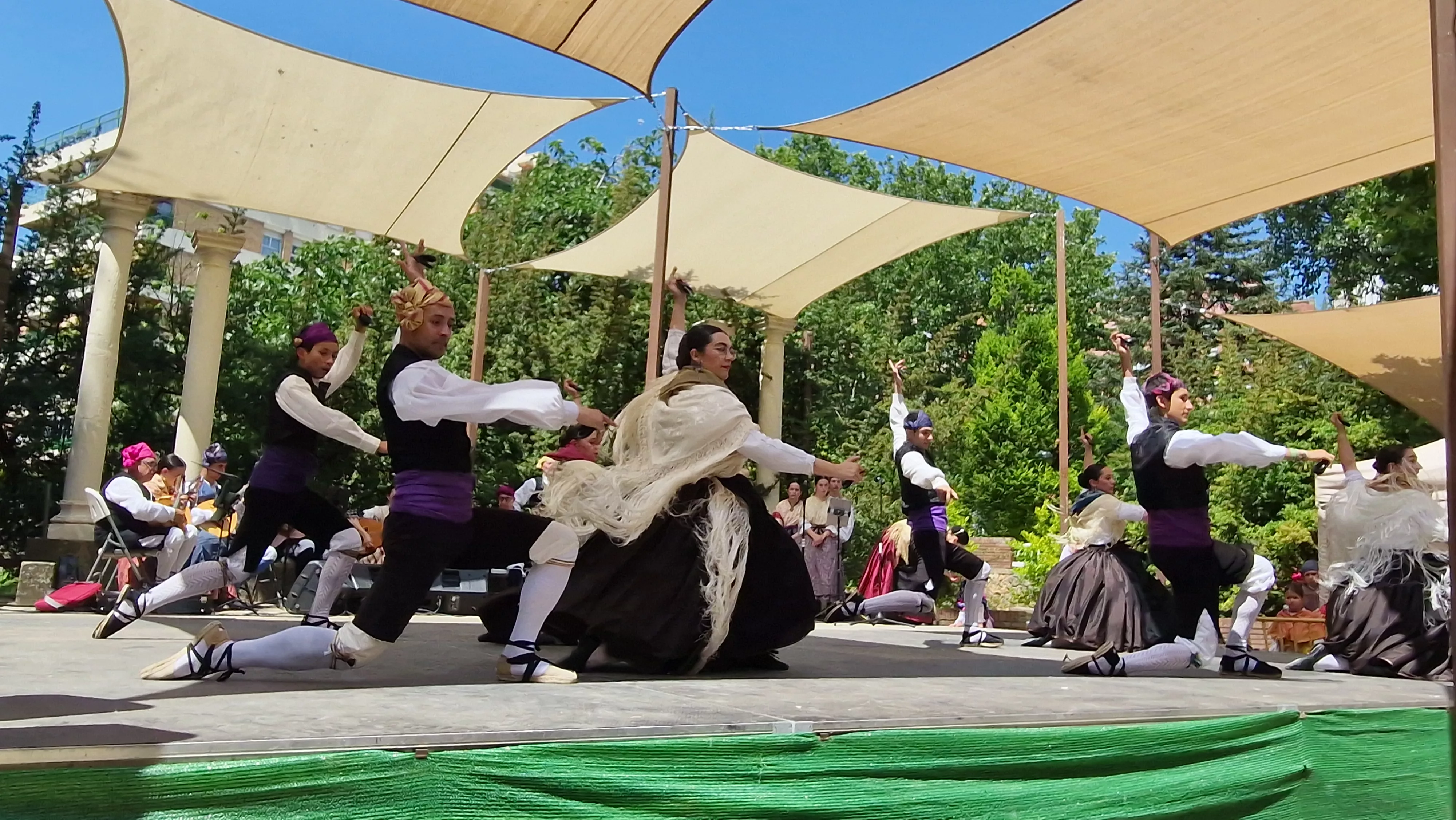 Elenco en el Ciclo de Floklore de Aragón. Foto Myriam Martínez