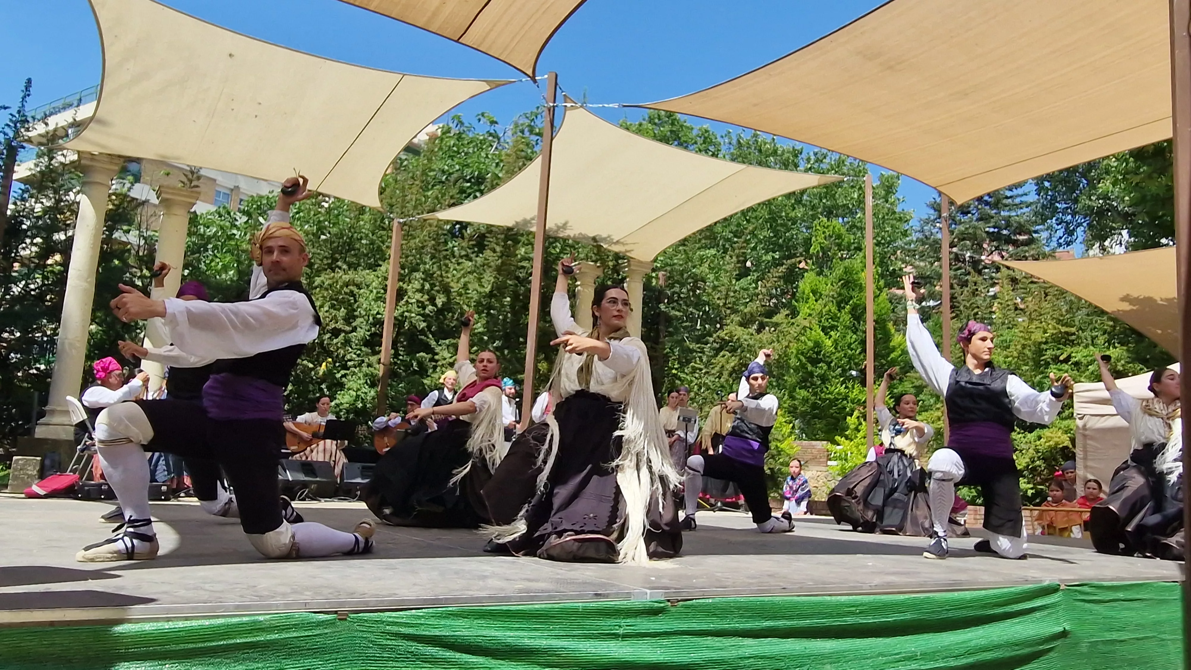 Elenco en el Ciclo de Floklore de Aragón. Foto Myriam Martínez