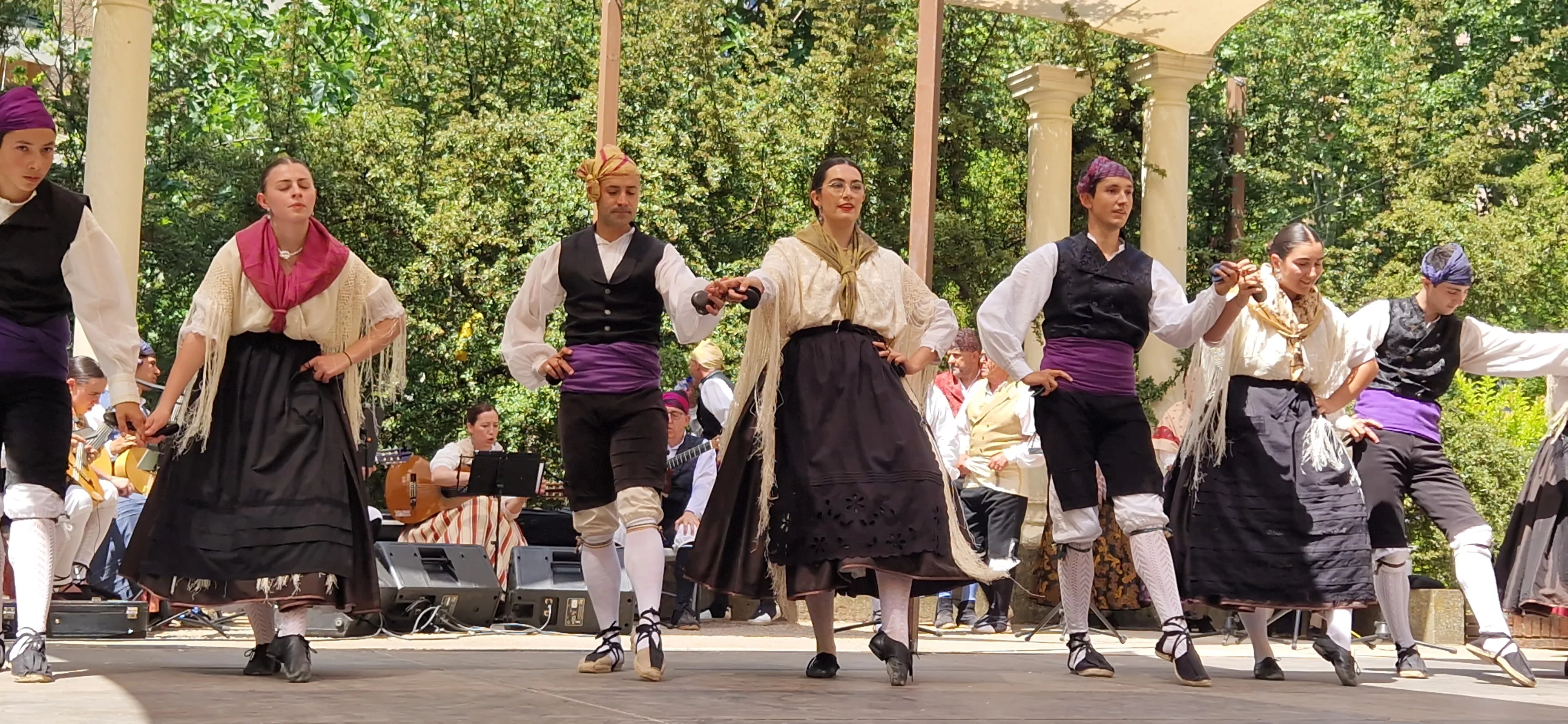 Elenco en el Ciclo de Floklore de Aragón. Foto Myriam Martínez