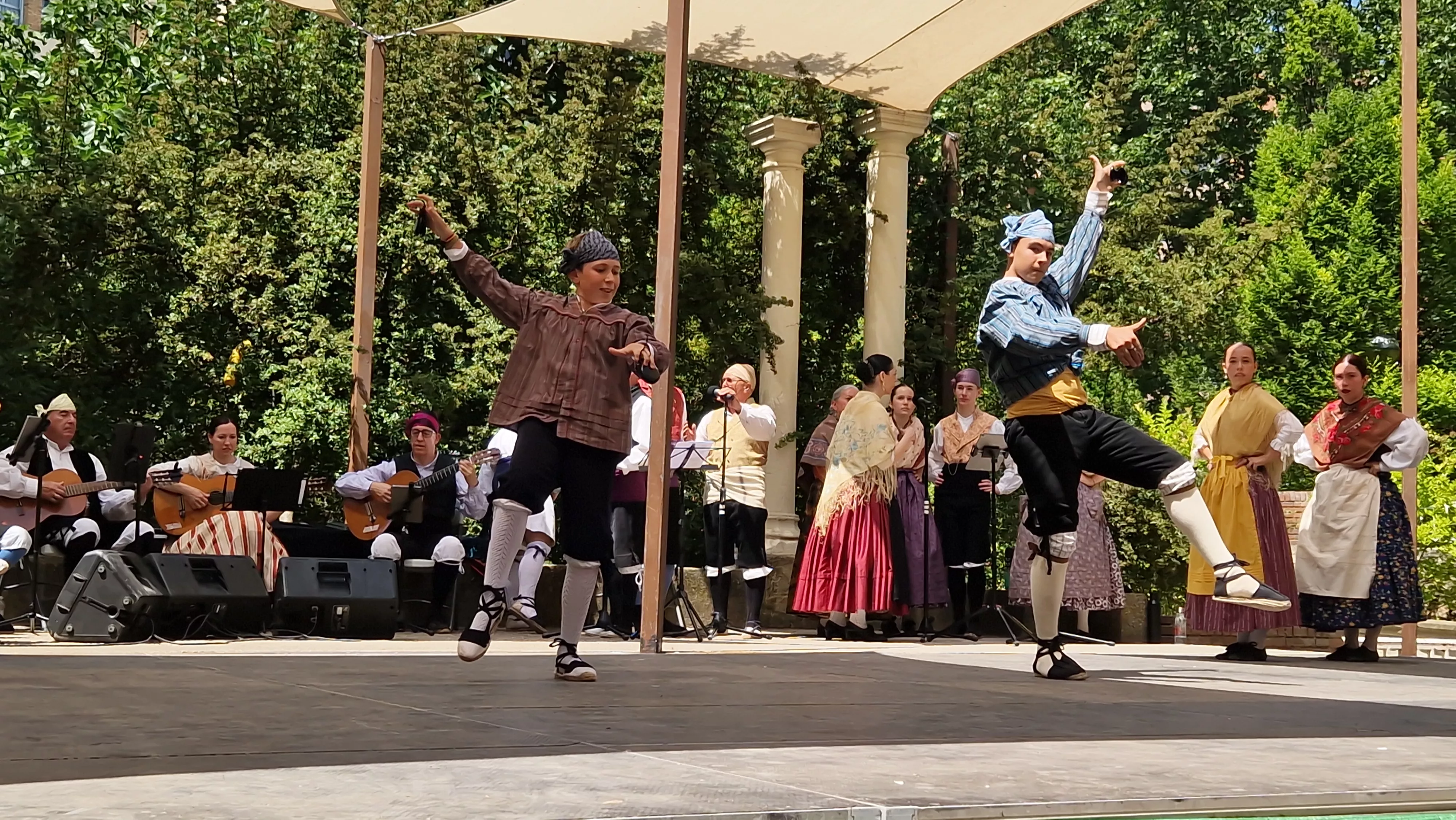 Elenco en el Ciclo de Floklore de Aragón. Foto Myriam Martínez