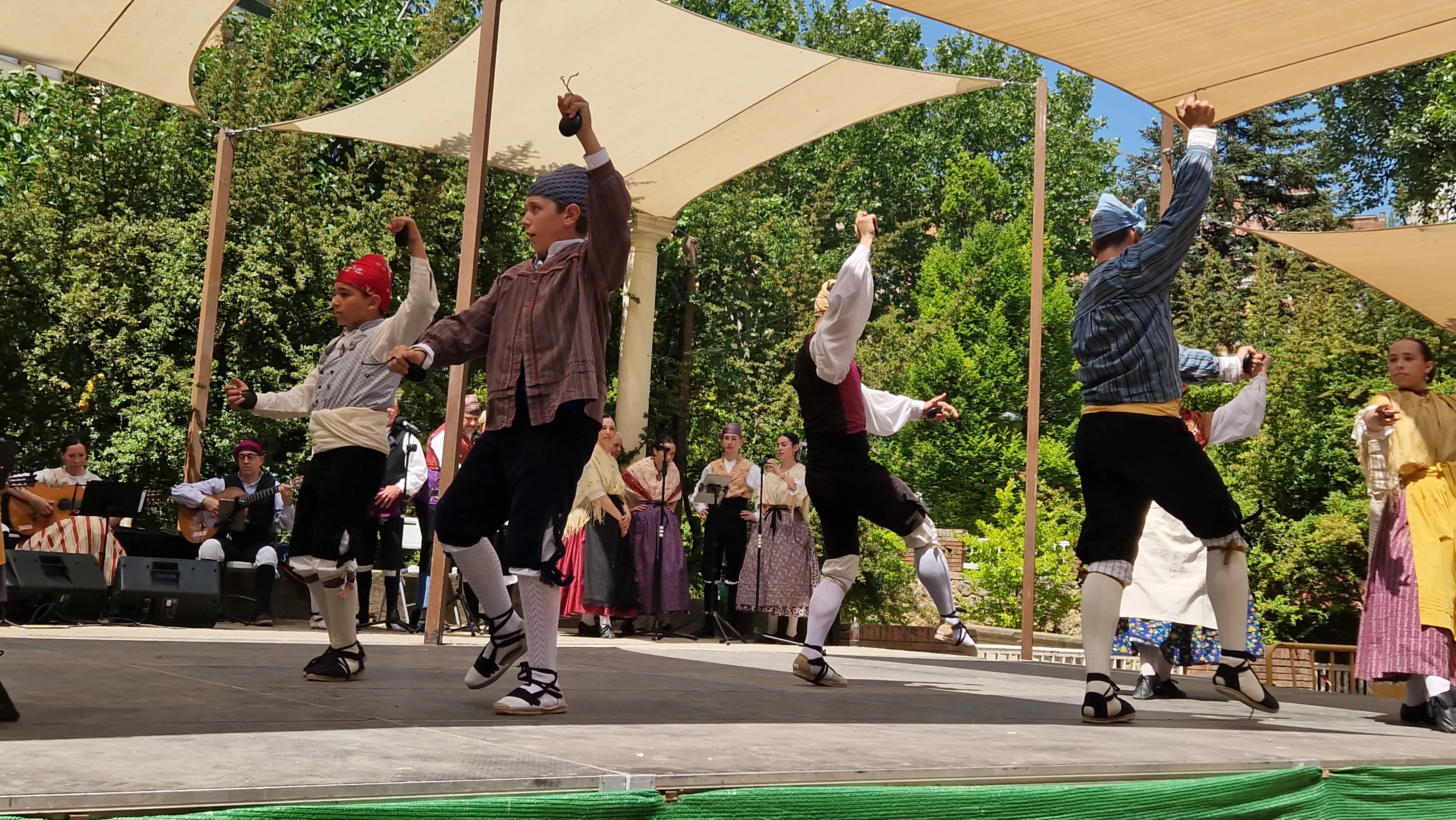 Elenco en el Ciclo de Floklore de Aragón. Foto Myriam Martínez