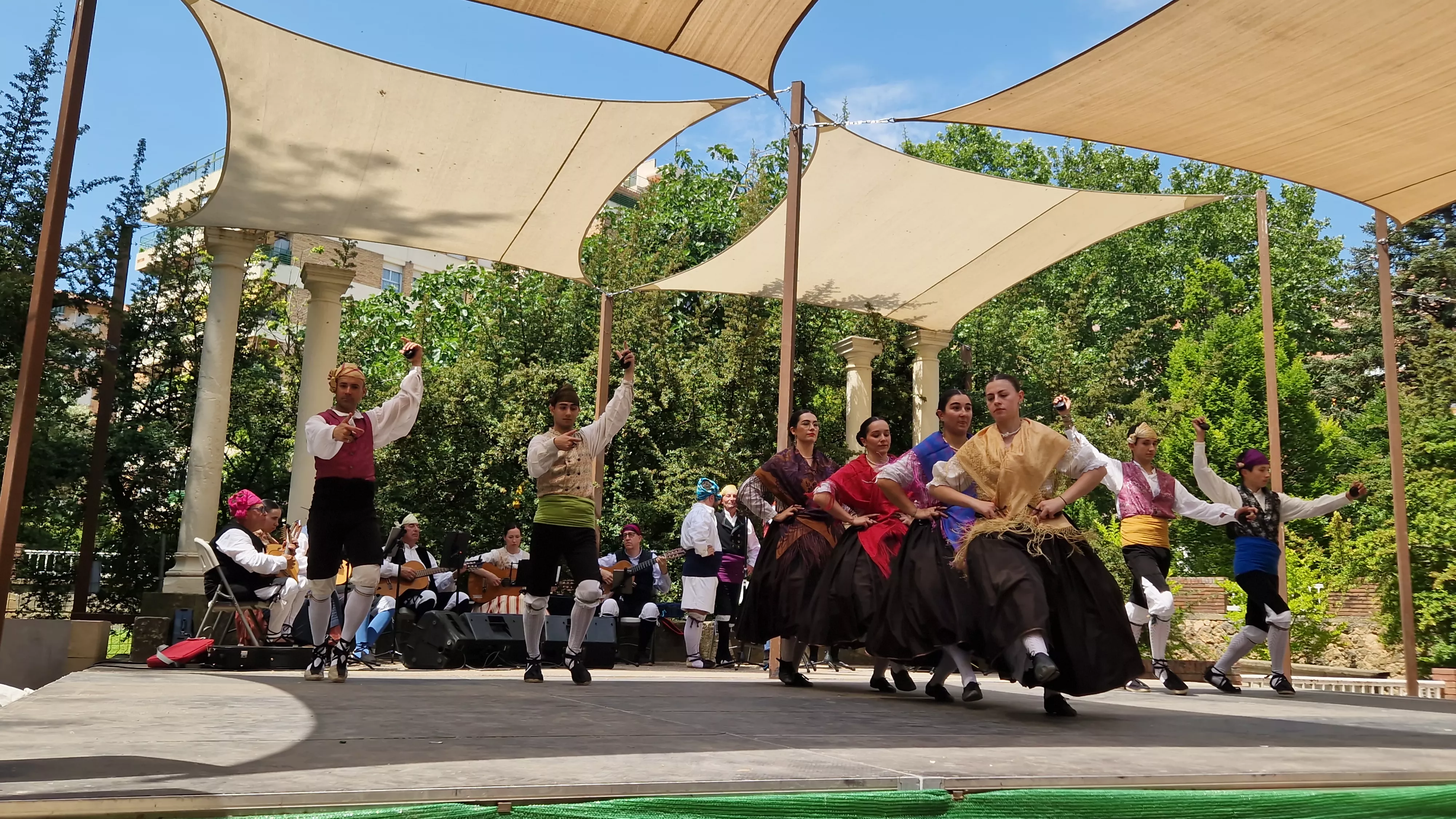 Elenco en el Ciclo de Floklore de Aragón. Foto Myriam Martínez
