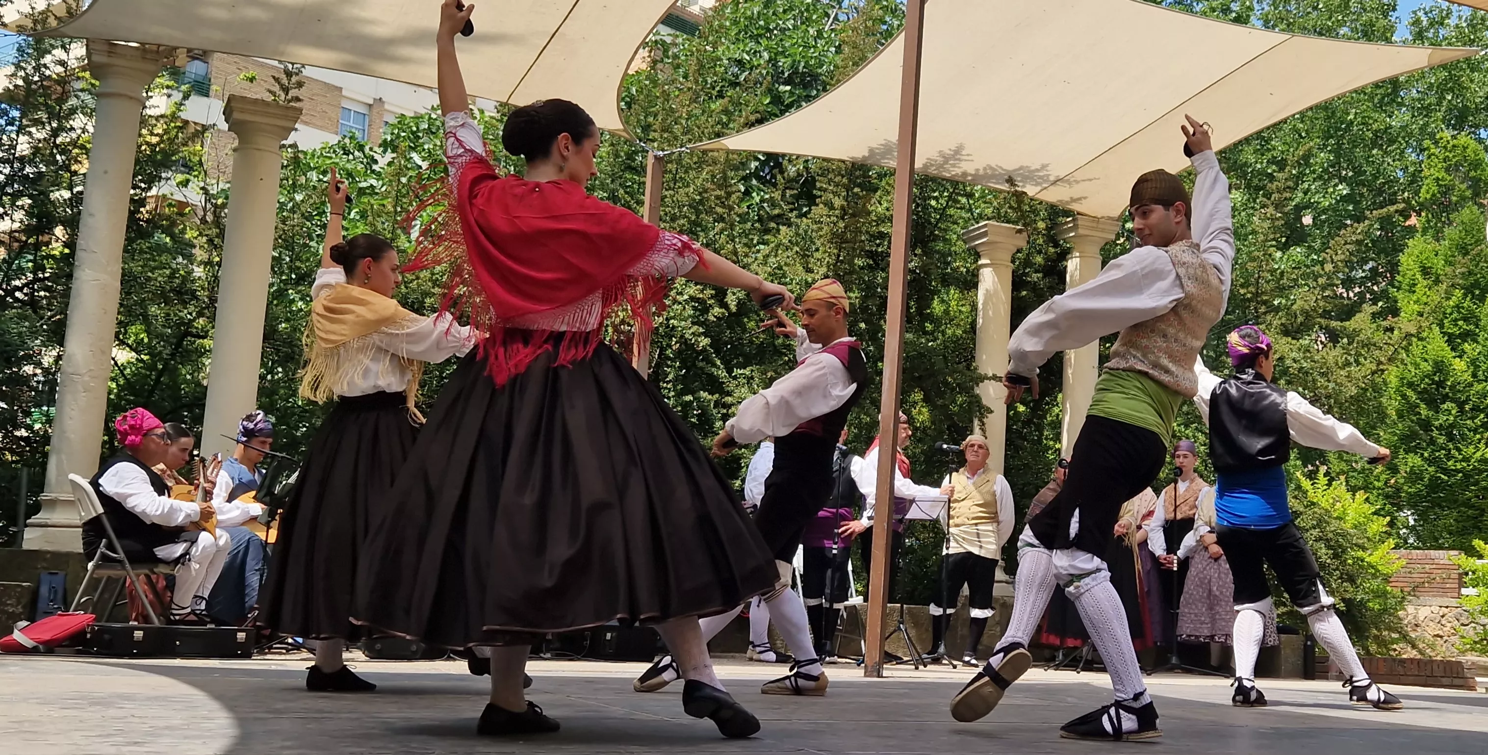 Elenco en el Ciclo de Floklore de Aragón. Foto Myriam Martínez
