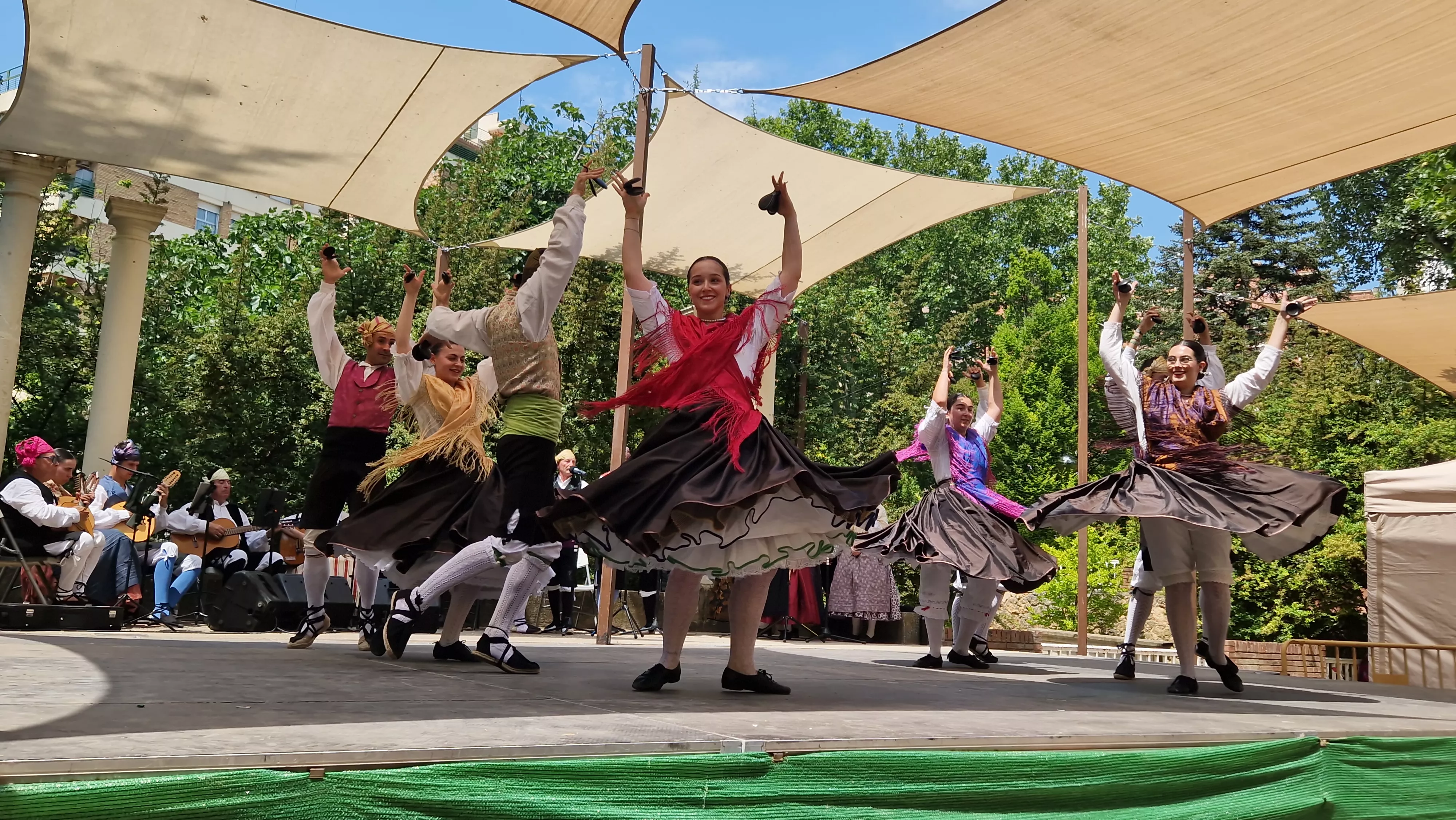 Elenco en el Ciclo de Floklore de Aragón. Foto Myriam Martínez
