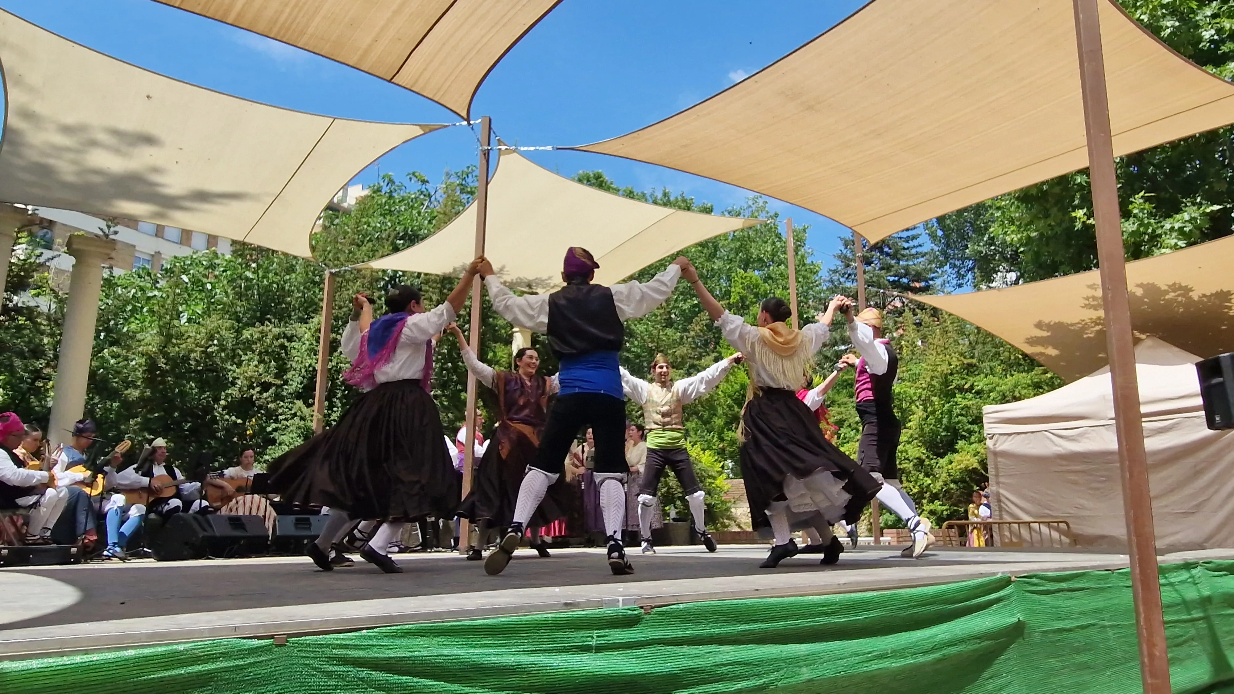 Elenco en el Ciclo de Floklore de Aragón. Foto Myriam Martínez