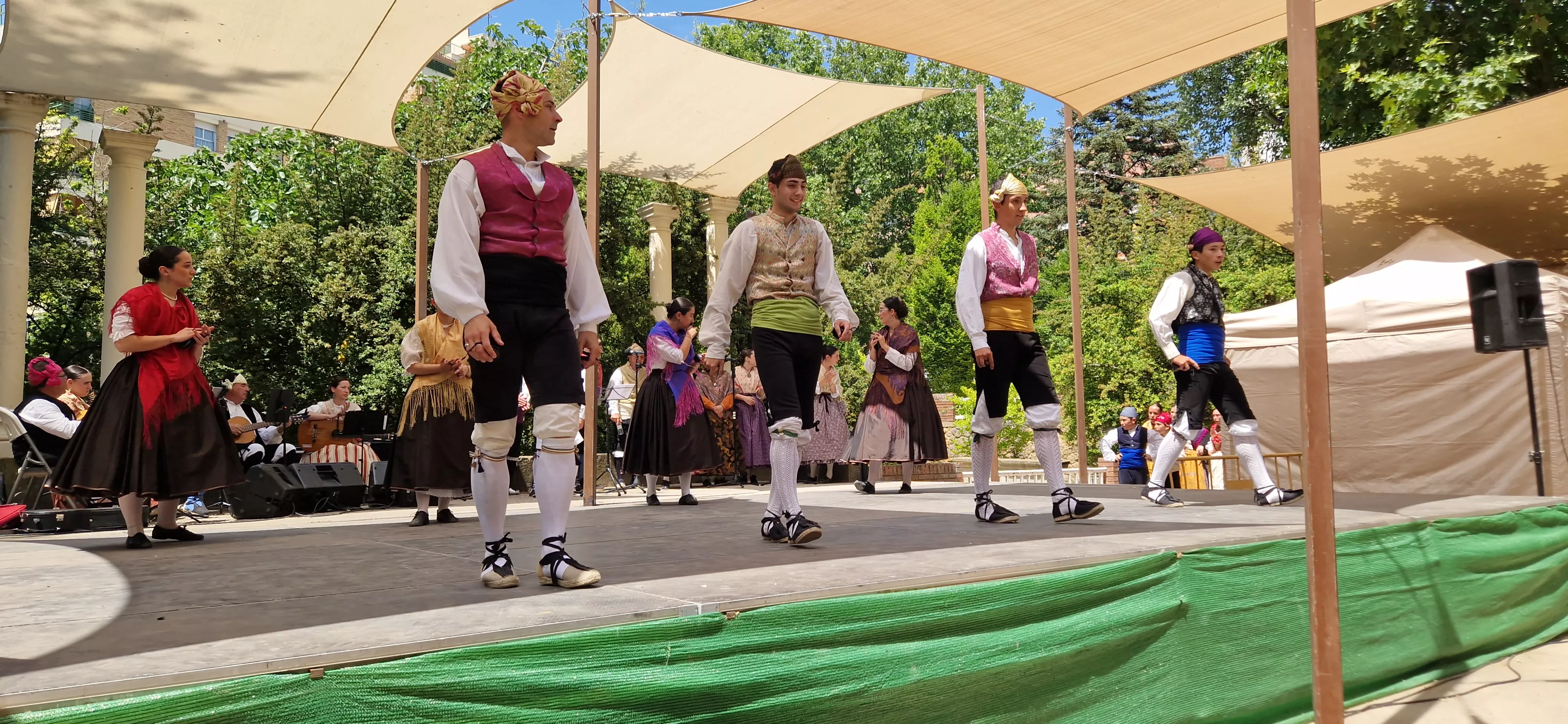 Elenco en el Ciclo de Floklore de Aragón. Foto Myriam Martínez