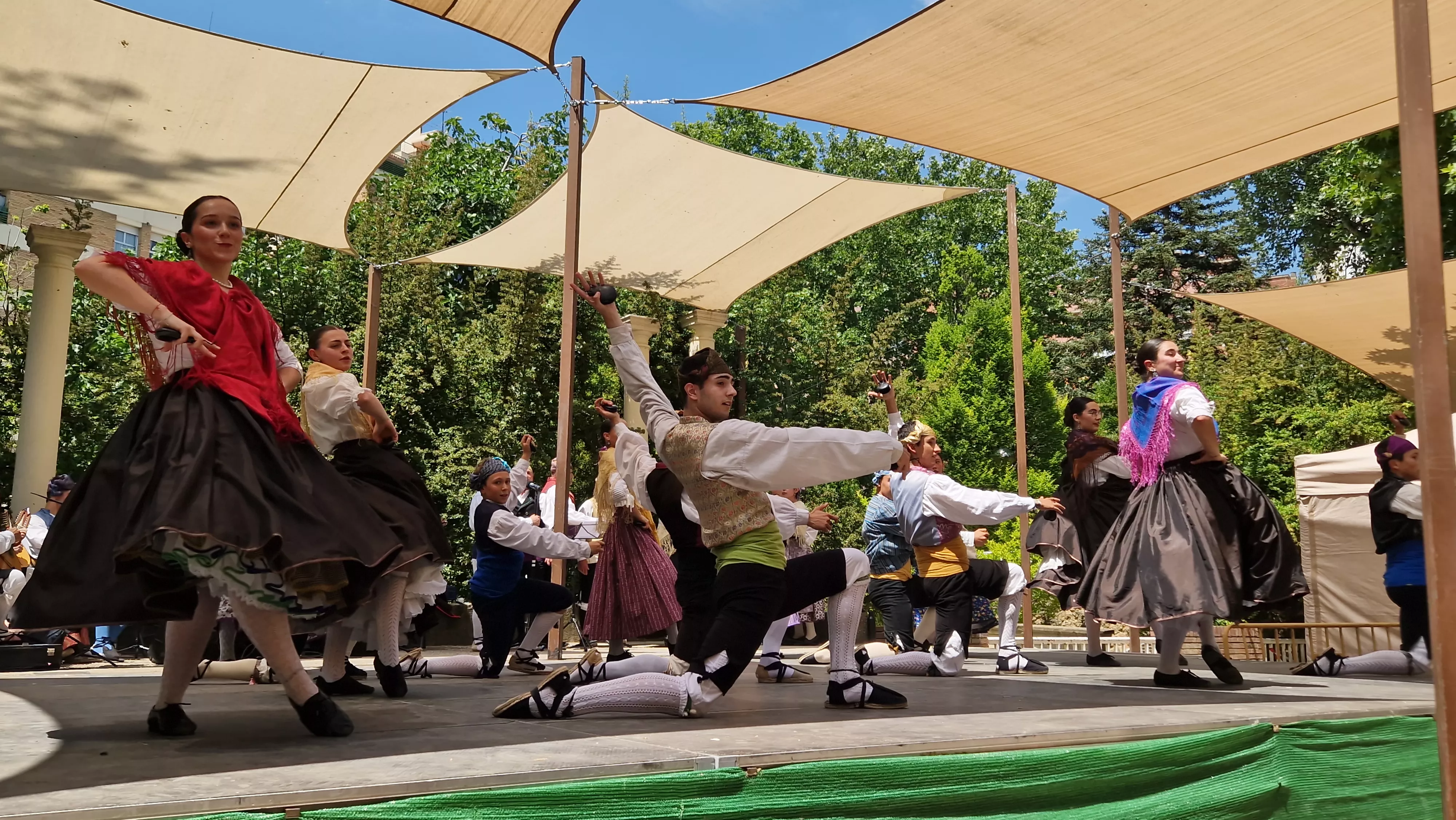Elenco en el Ciclo de Floklore de Aragón. Foto Myriam Martínez