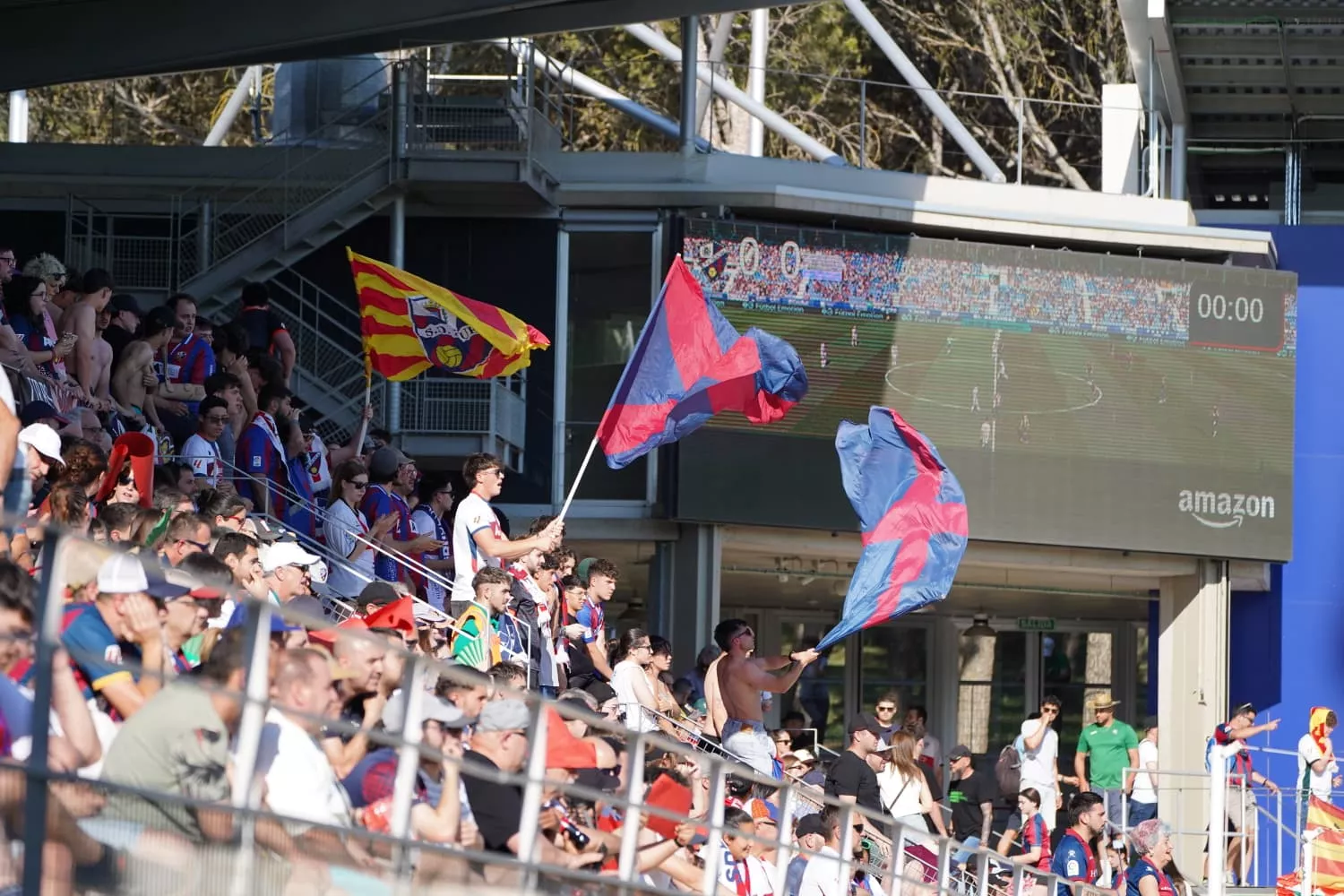 Imágenes de ambiente en El Alcoraz, SD Huesca-CD Castellón. Foto: Dani Vidal @fotomaniafut