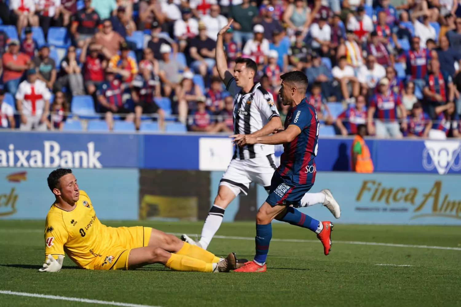 Portillo, en el gol anulado al Huesca. Foto: Dani Vidal