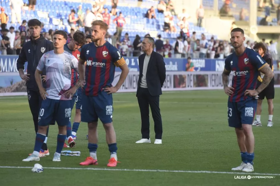 Los jugadores del Huesca, después del partido ante la afición