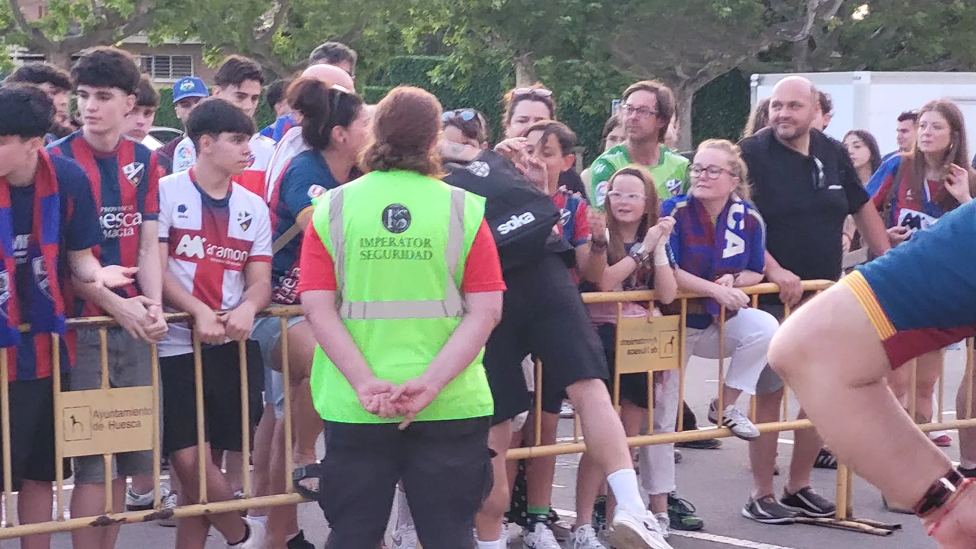Jorge Pulido se abraza con aficionados de la SD Huesca una vez consumada la tragedia del descenso